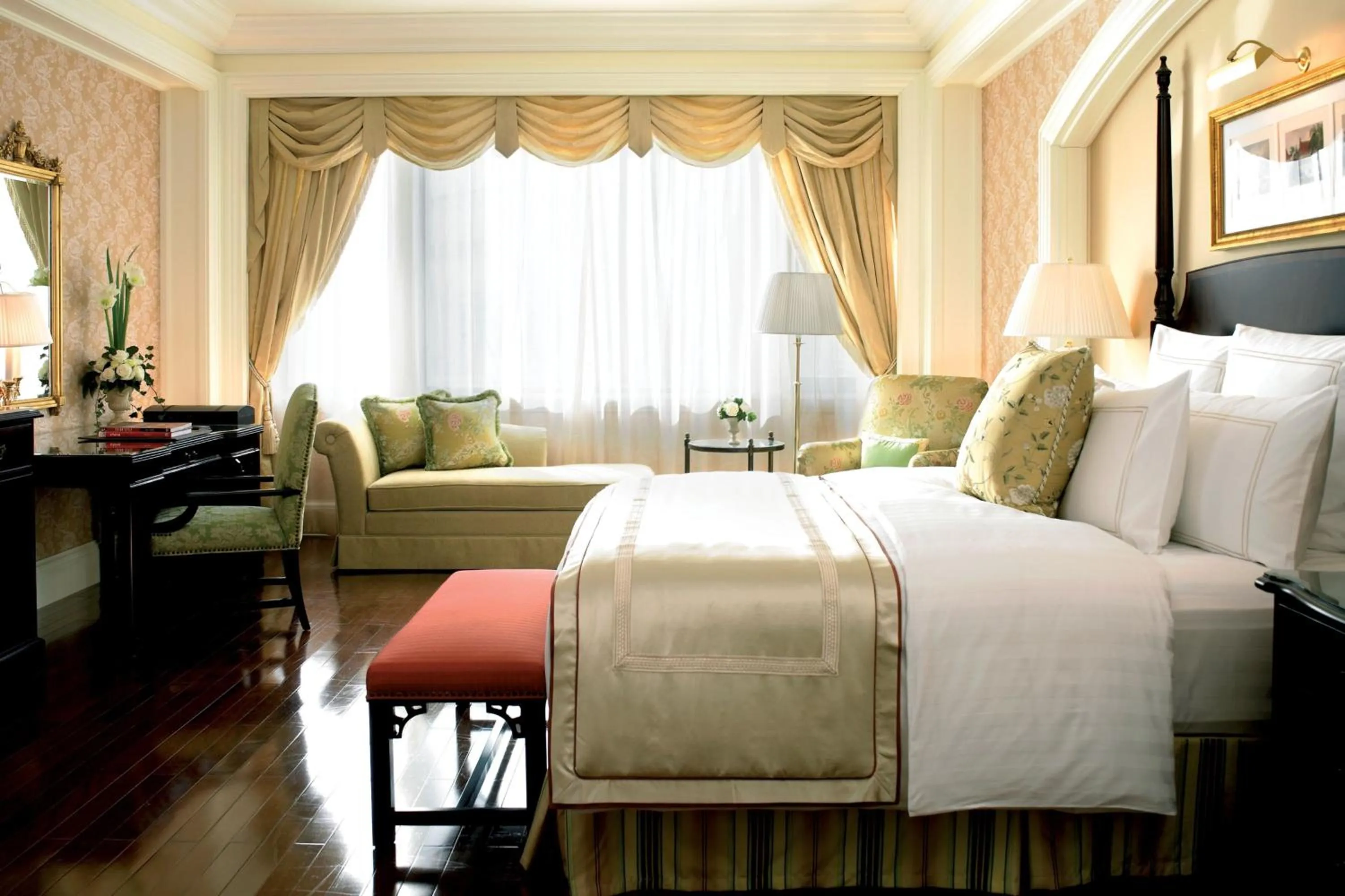 Photo of the whole room, Bed in The Ritz-Carlton Beijing
