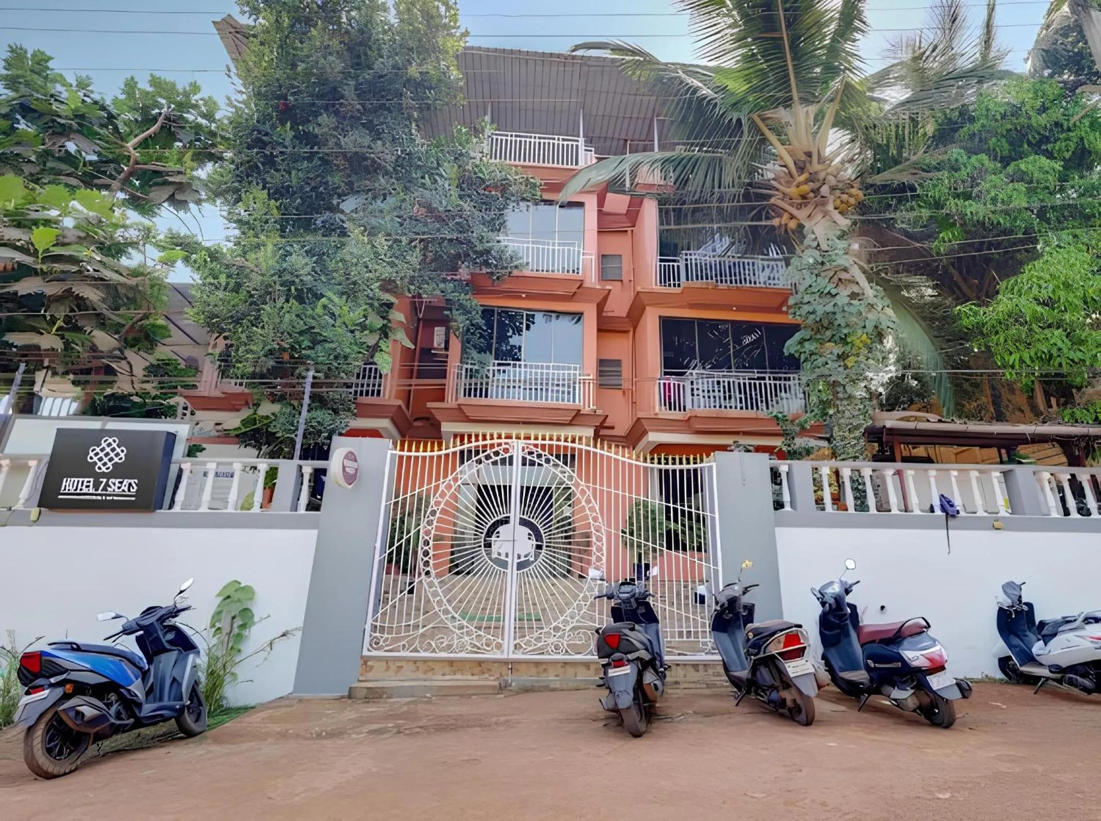 Property building in Hotel 7Seas by Solara Hospitality