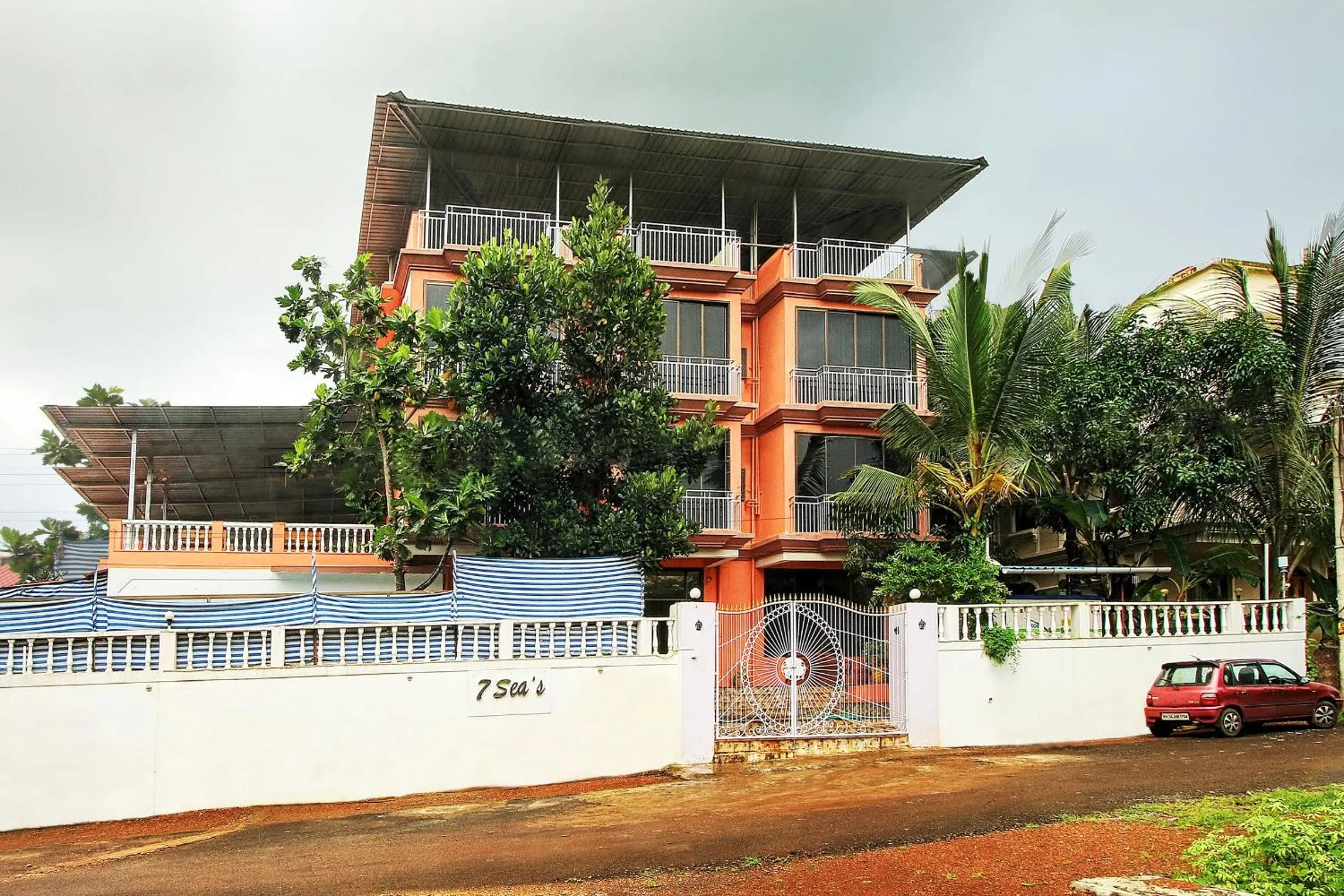 Property building in Hotel 7Seas by Solara Hospitality