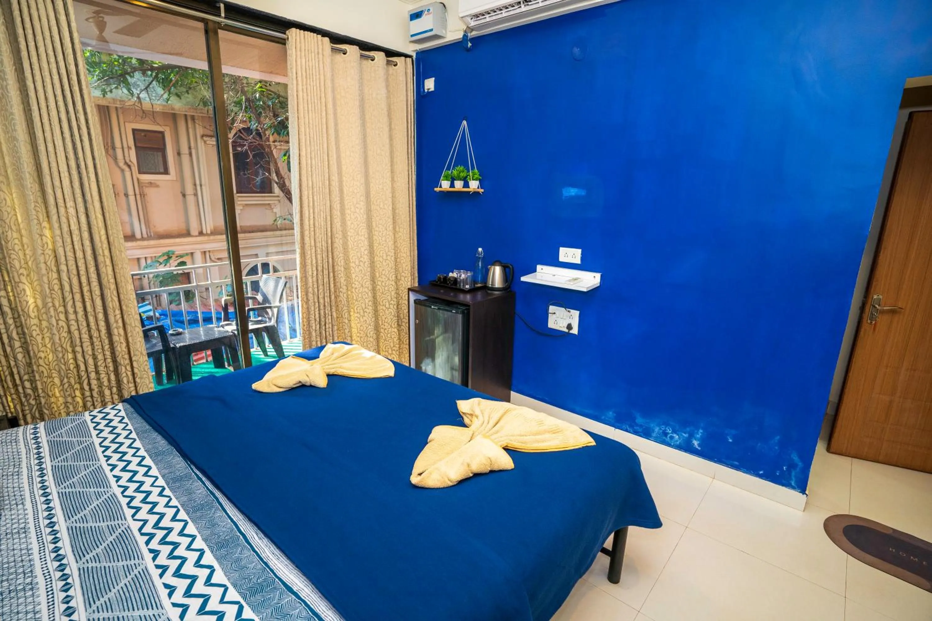 View (from property/room), Bed in Hotel 7Seas by Solara Hospitality