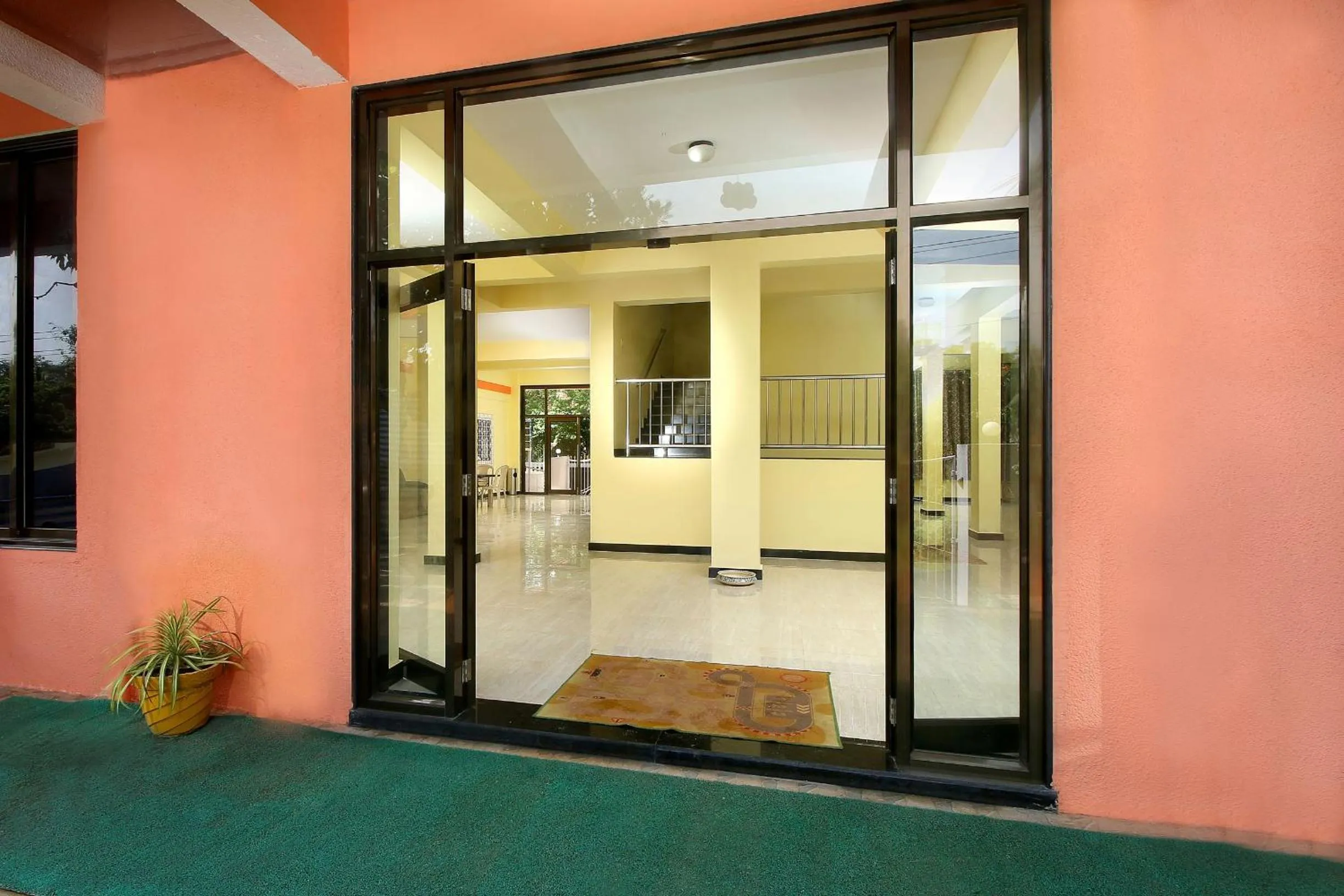 Property building in Hotel 7Seas by Solara Hospitality