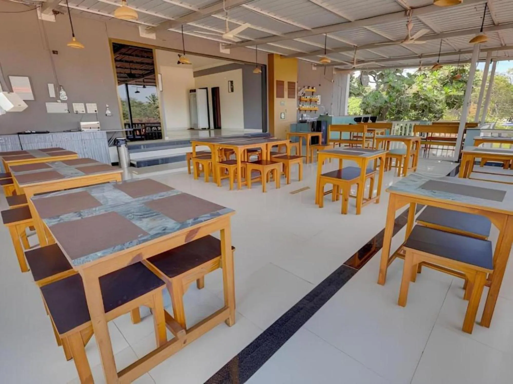 Restaurant/places to eat in Hotel 7Seas by Solara Hospitality