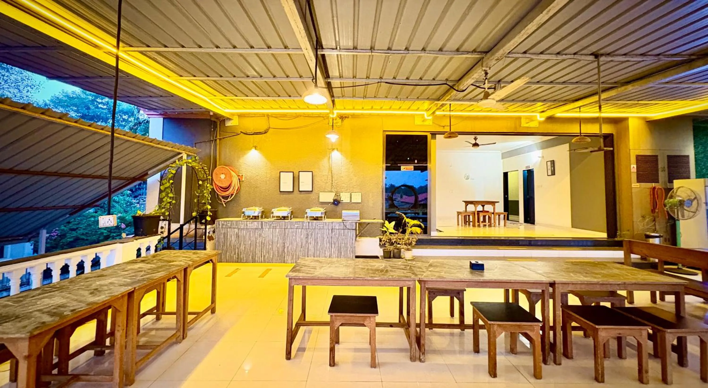 Restaurant/places to eat in Hotel 7Seas by Solara Hospitality