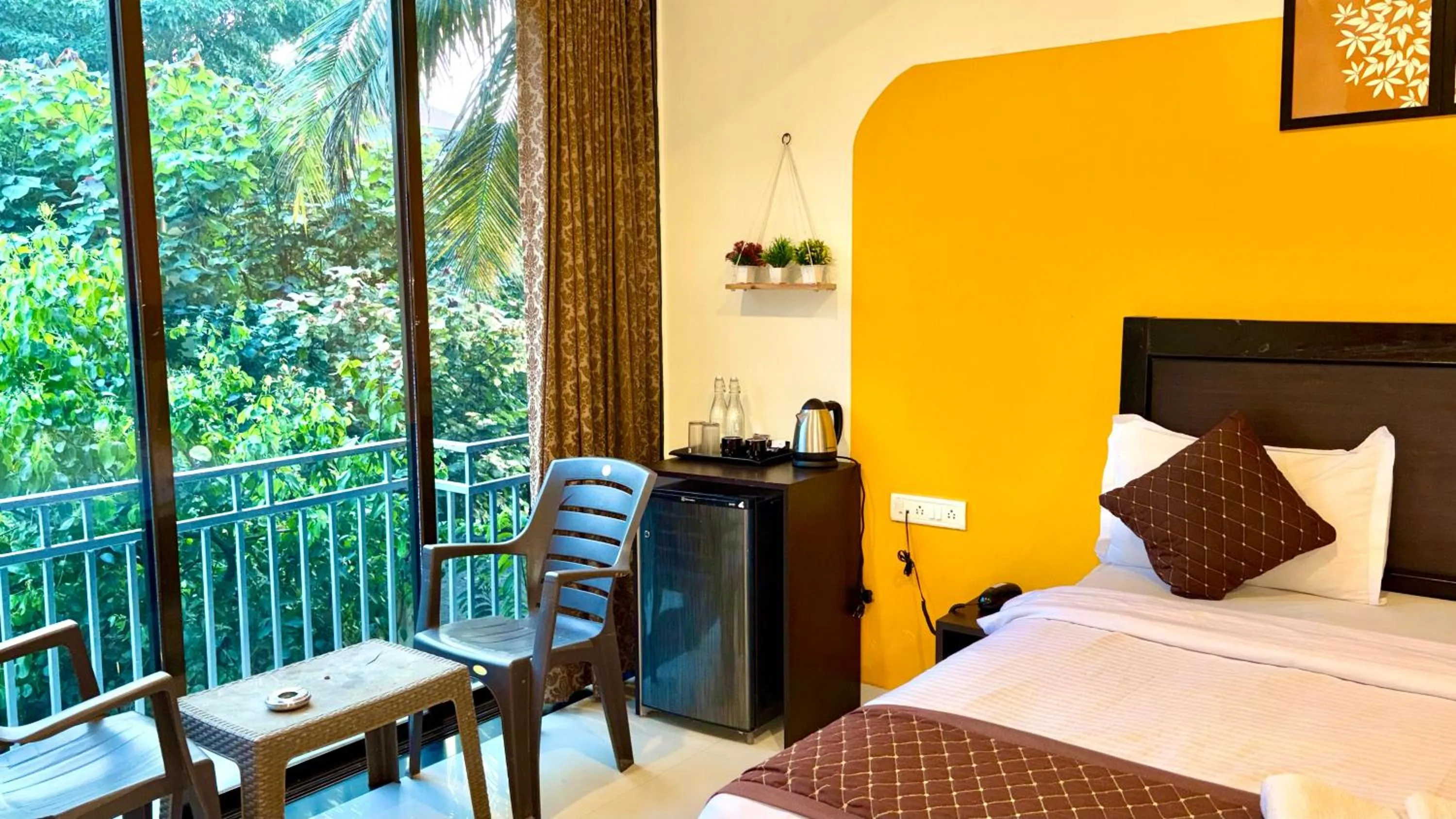 Seating area, Bed in Hotel 7Seas by Solara Hospitality