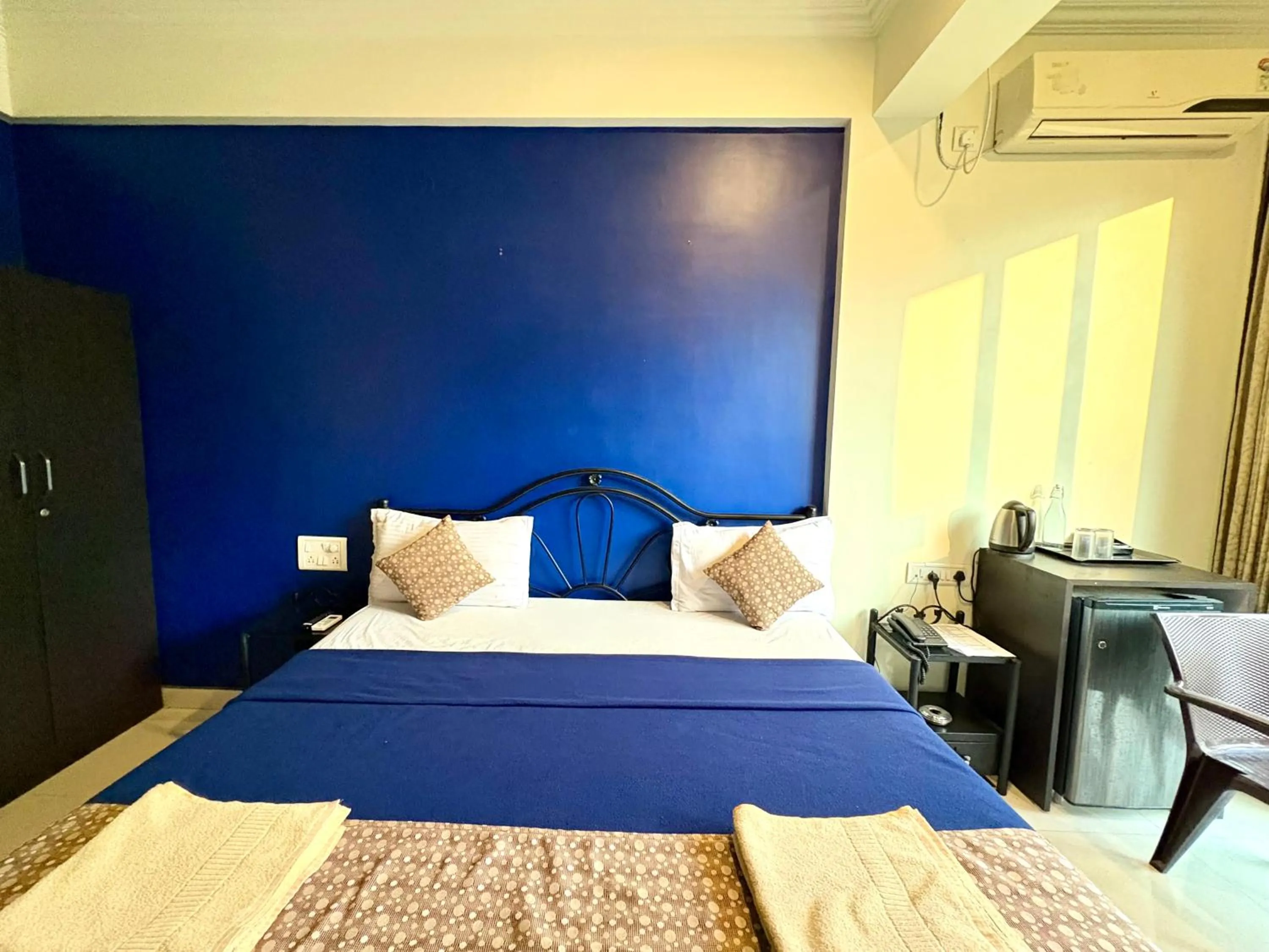 Bedroom, Bed in Hotel 7Seas by Solara Hospitality