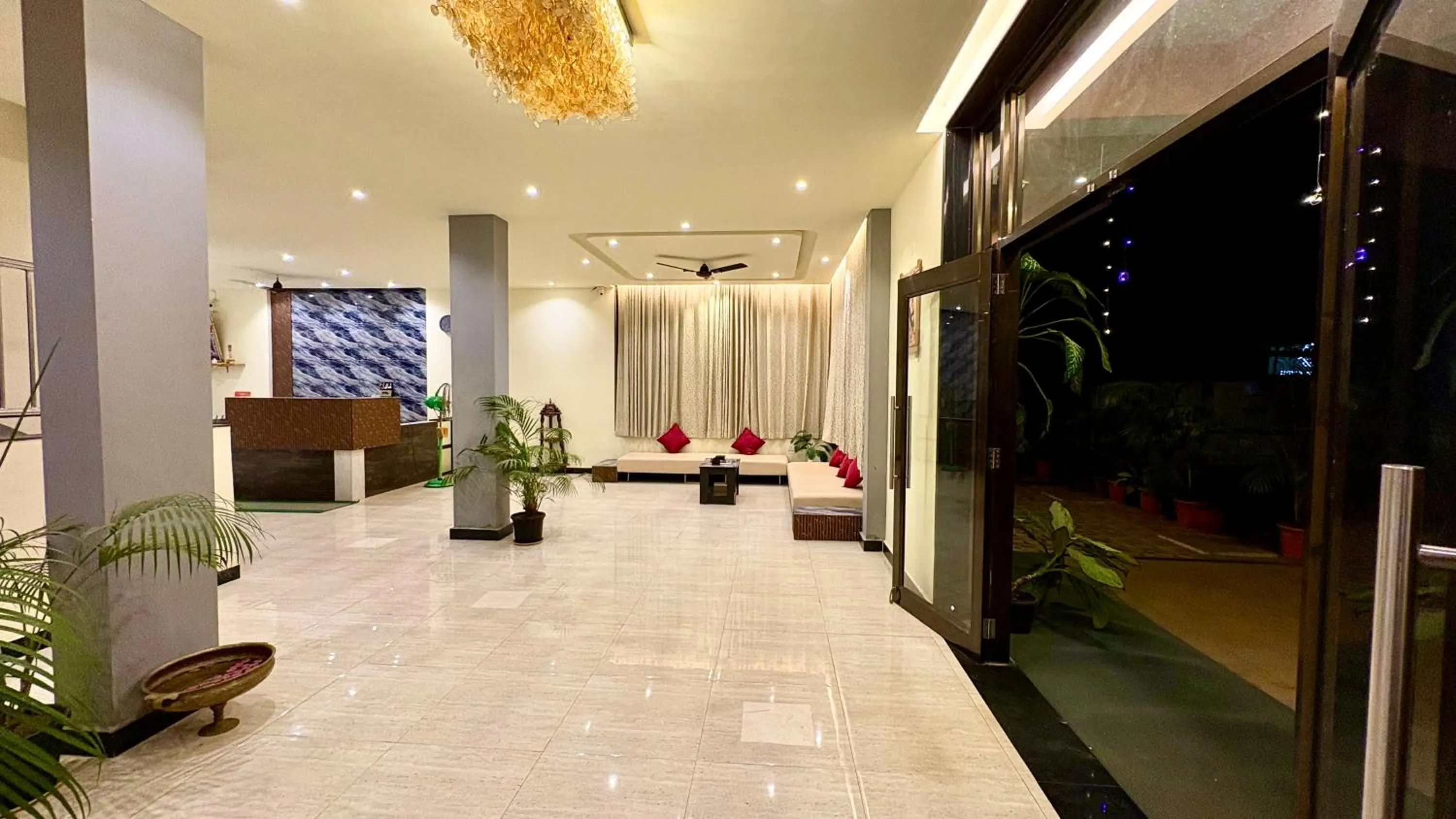 Lobby or reception in Hotel 7Seas by Solara Hospitality