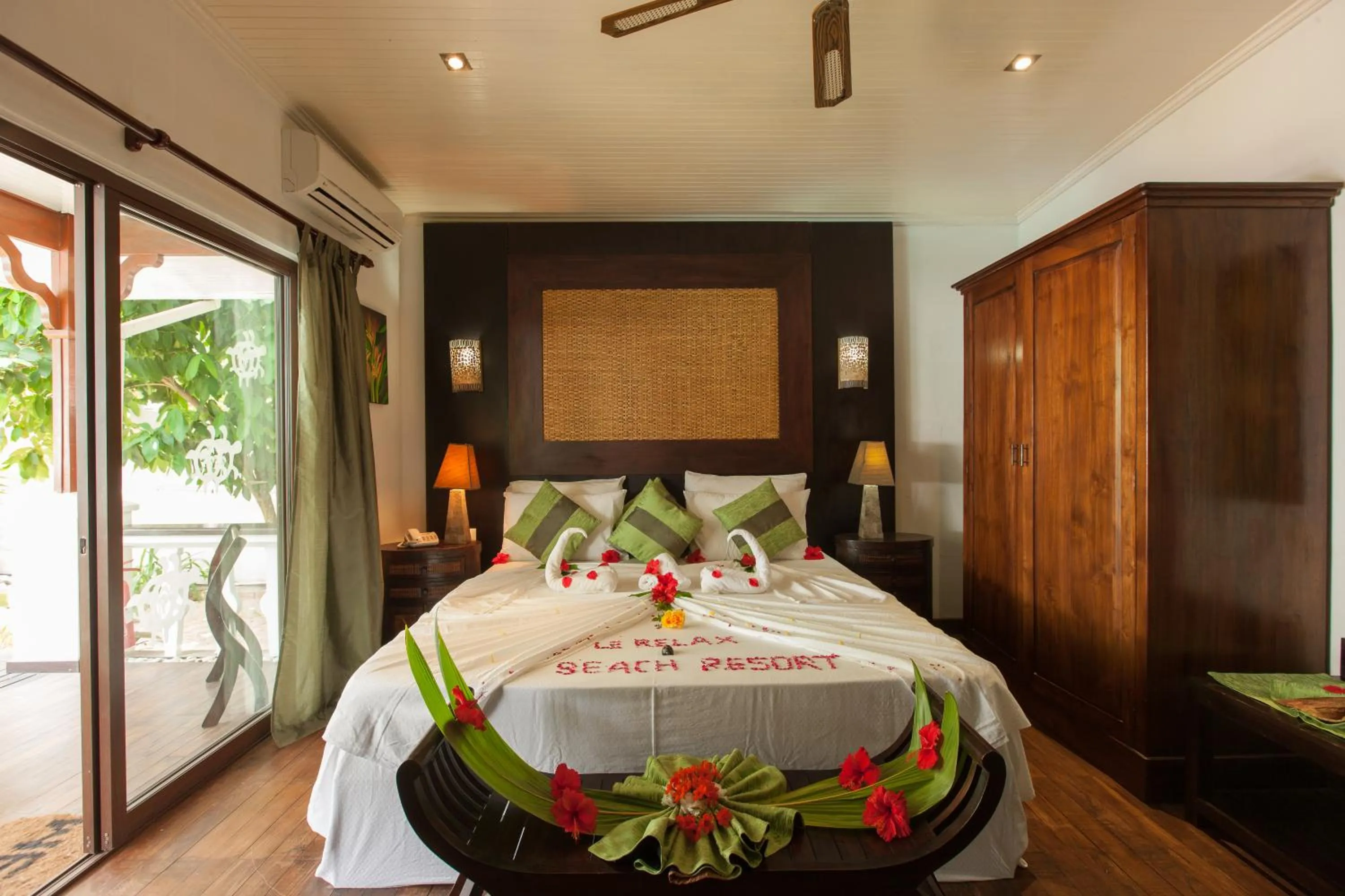 Bed in Le Relax Beach Resort