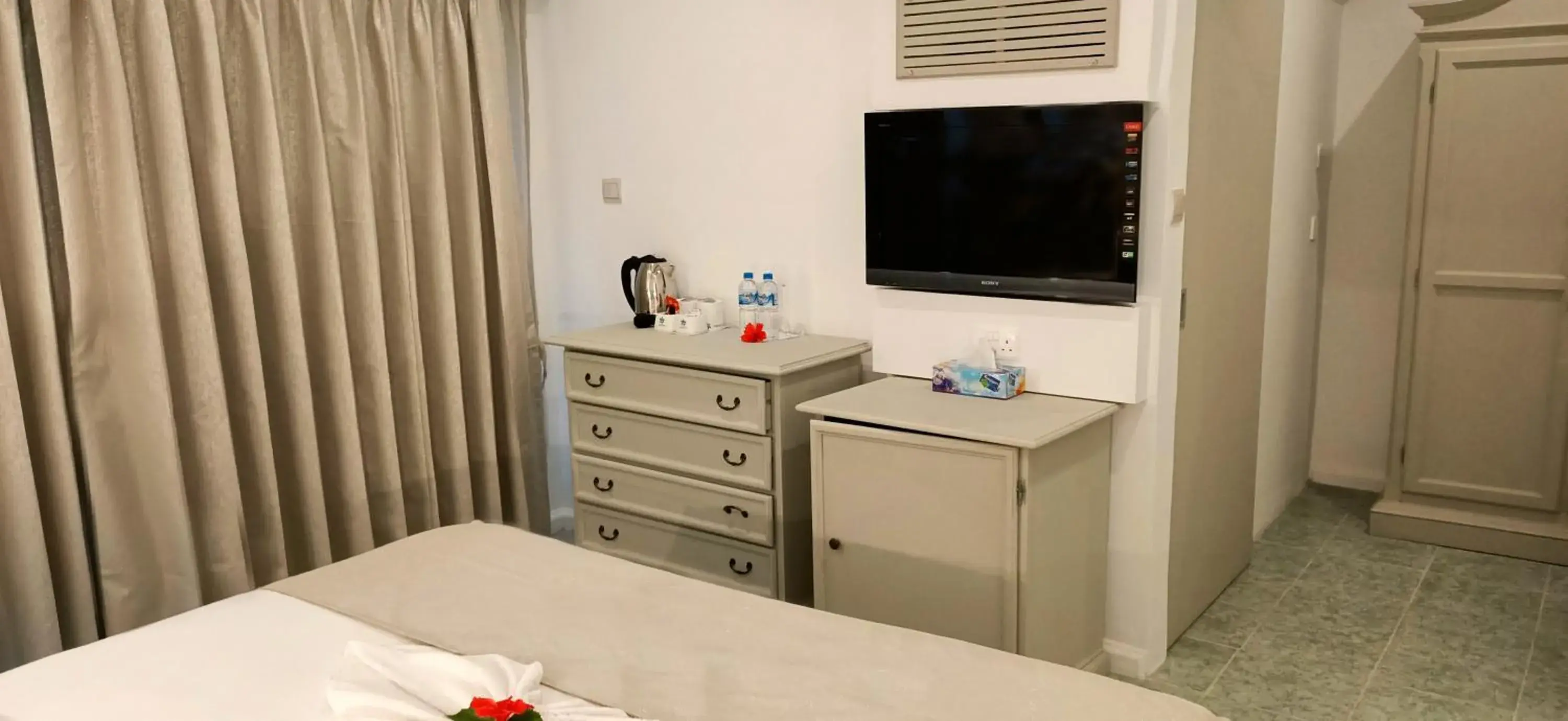 Bedroom, Bed in Le Relax Beach Resort Bedroom, Bed in Le Relax Beach Resort