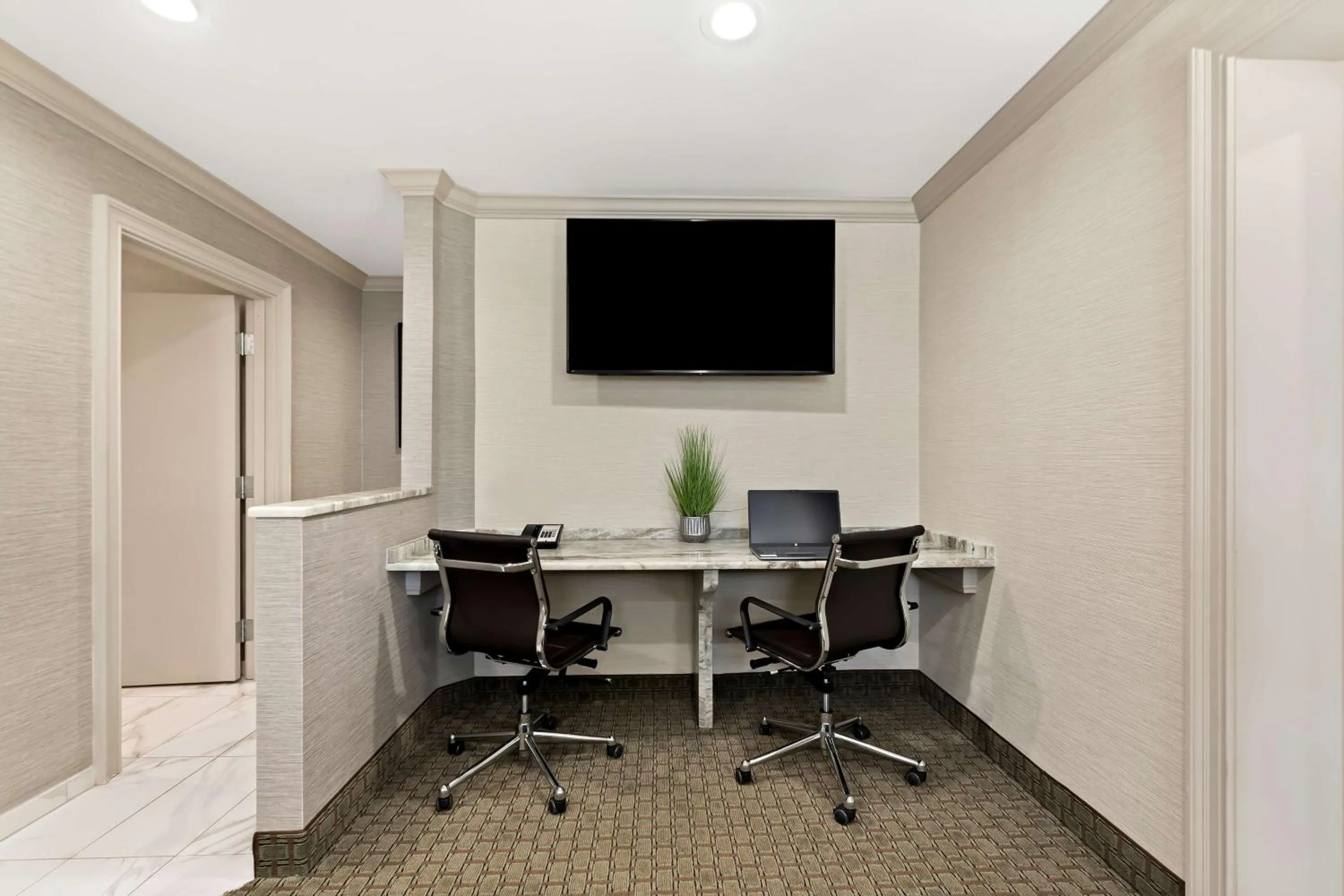 Bedroom in Best Western Plus Concordville Hotel