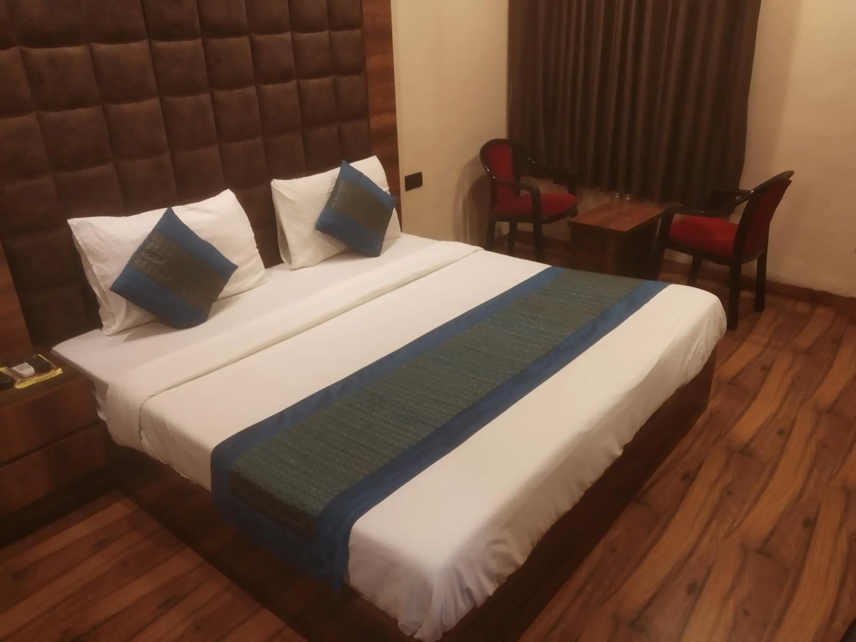 Living room, Bed in Hotel SHIMLA HERITAGE- Near B L K Hospital