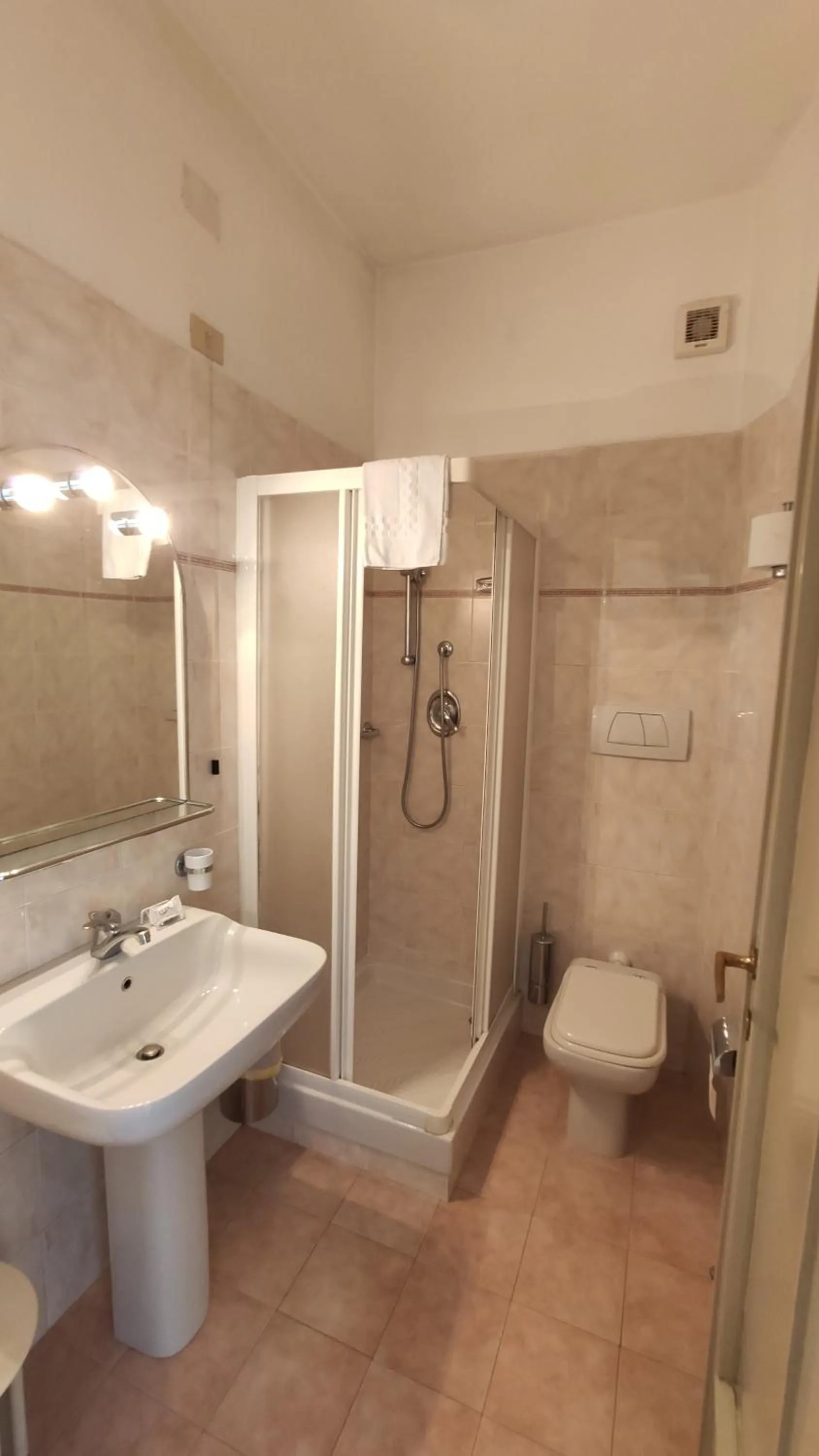 Bathroom in SAN JUAN DE RIBERA, Casa per Ferie