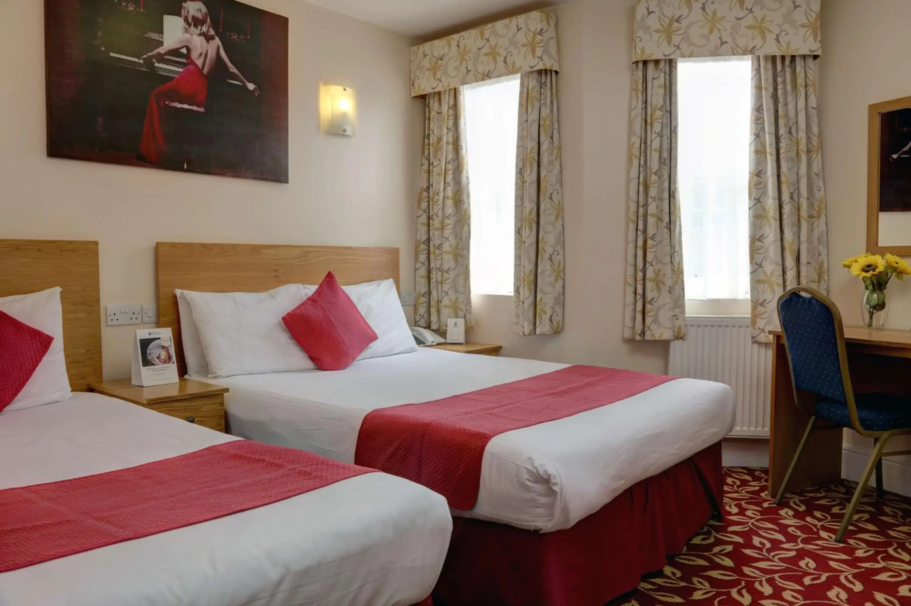 Family Room with Double and Single Beds in Best Western Greater London Family Room with Double and Single Beds in Best Western Greater London