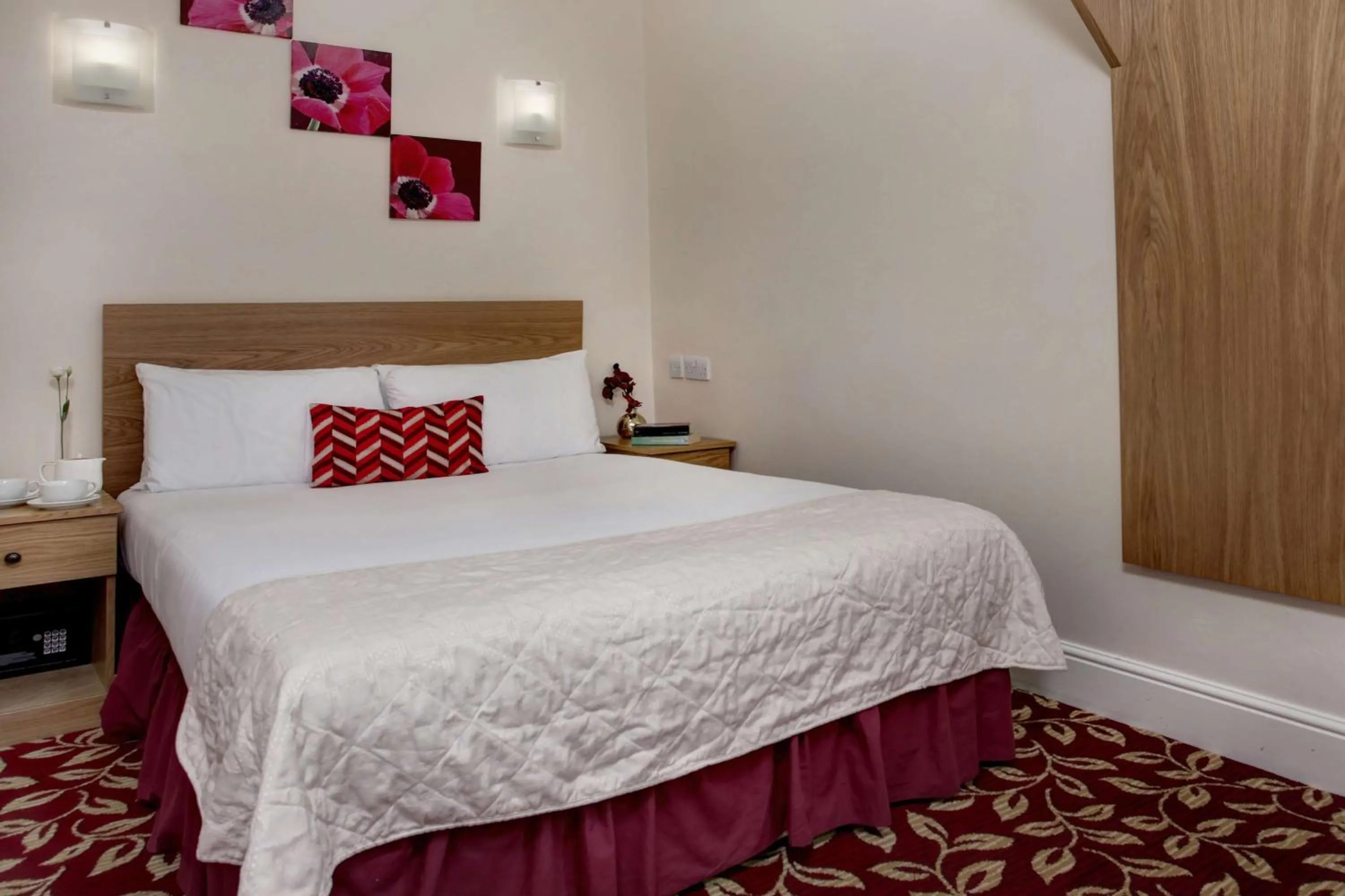 Photo of the whole room, Bed in Best Western Greater London