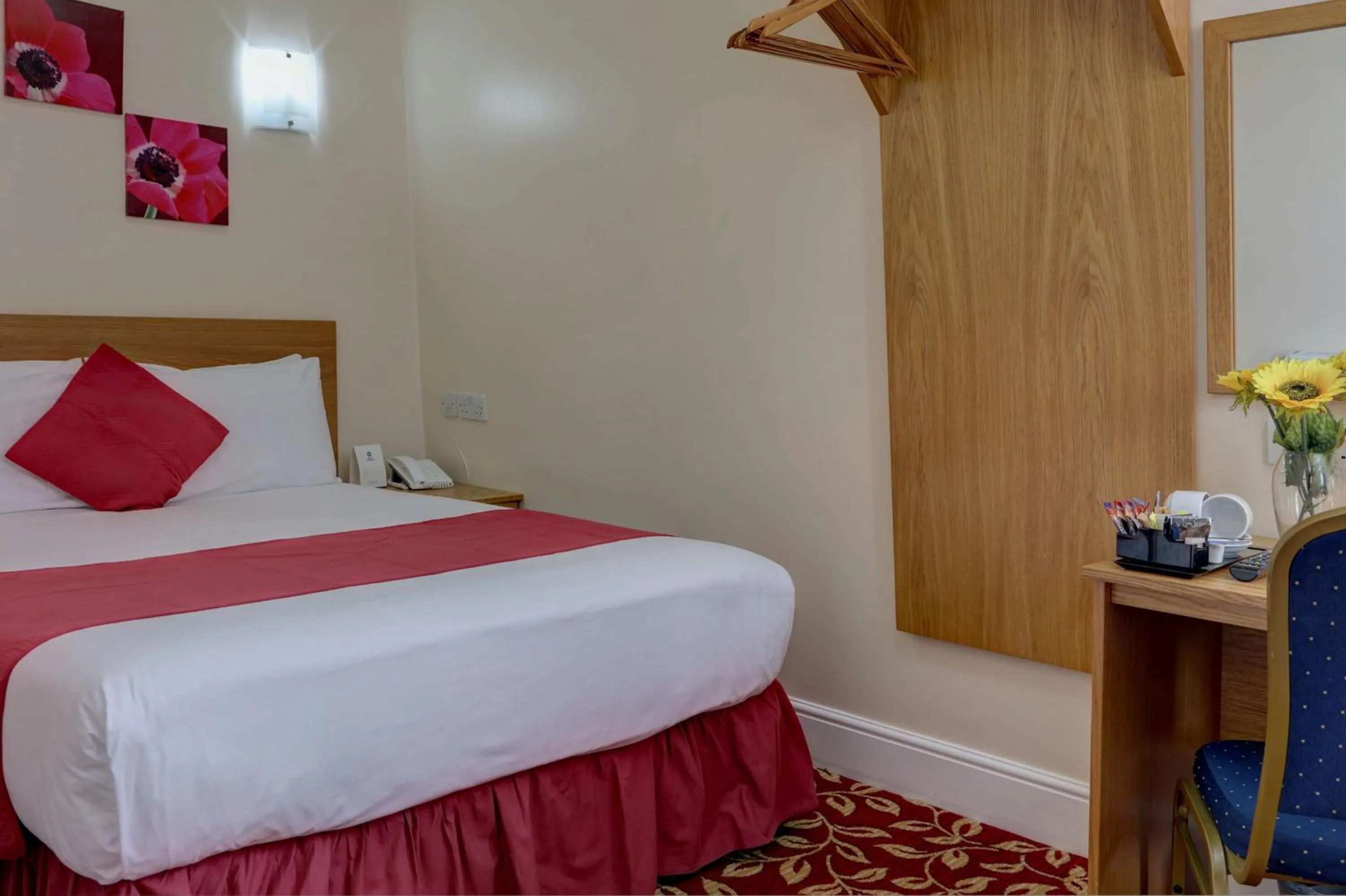 Photo of the whole room, Bed in Best Western Greater London