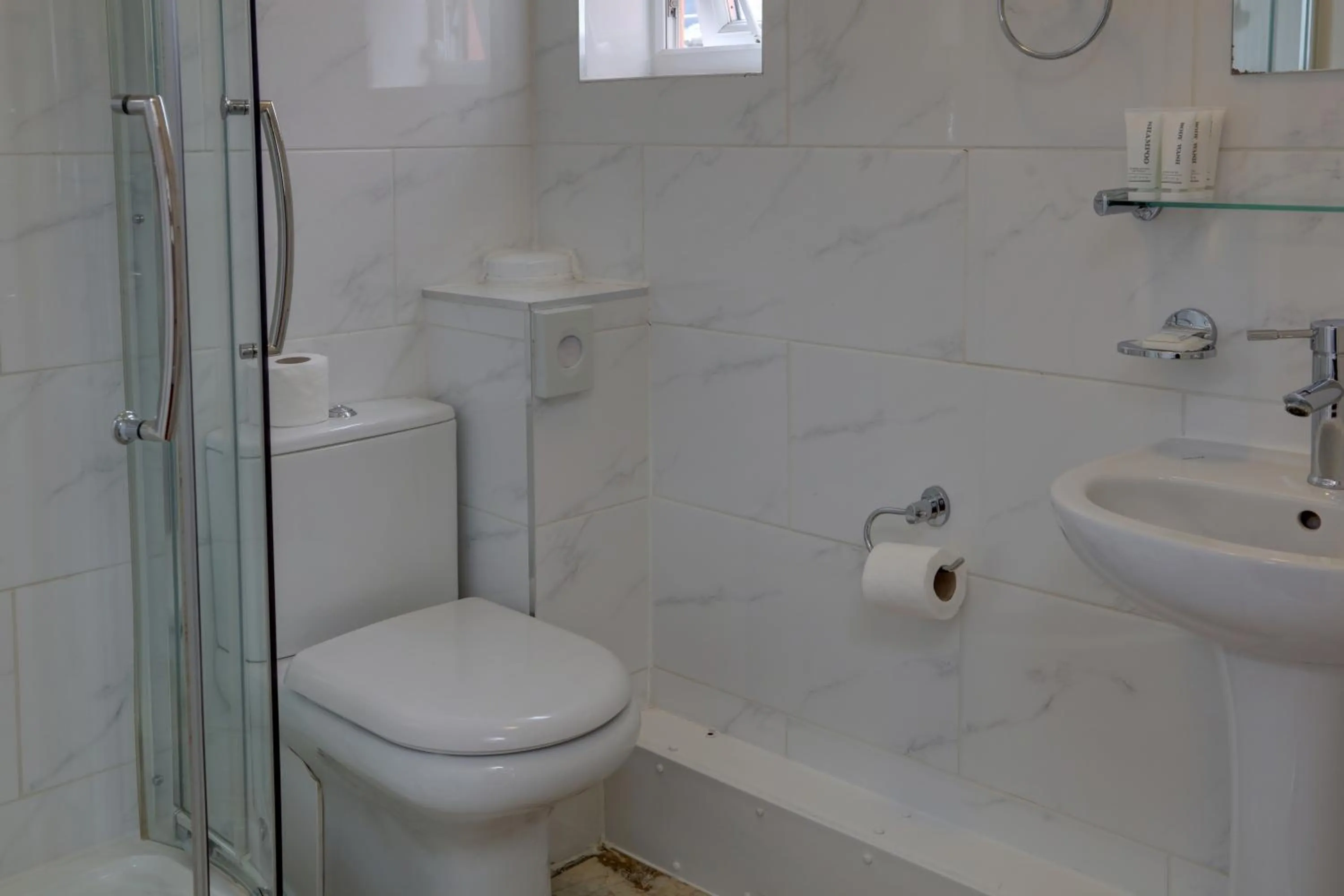 Toilet in Best Western Greater London