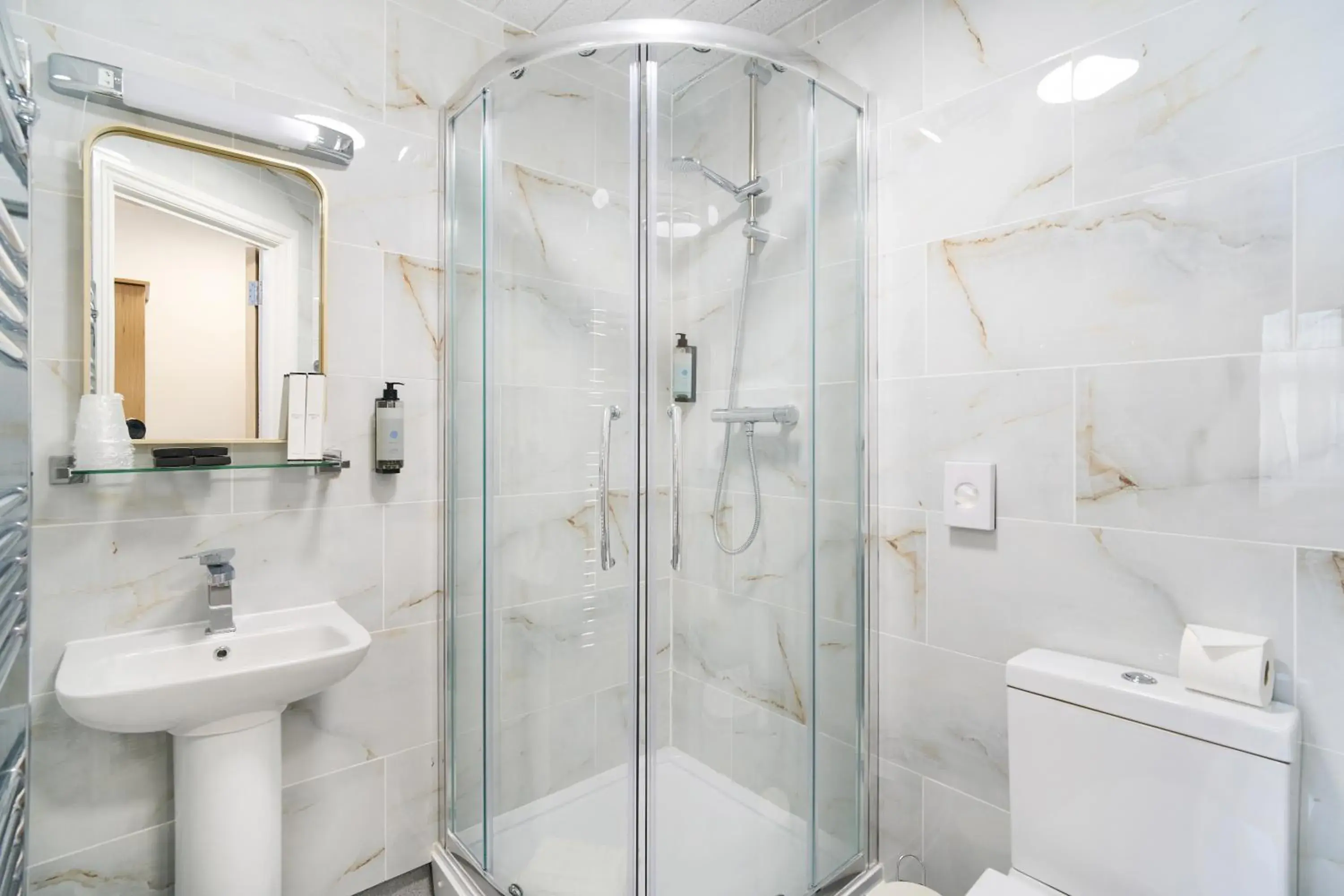 Two-Bedroom Apartment with Kitchen and Balcony - Non-Smoking in Best Western Greater London Two-Bedroom Apartment with Kitchen and Balcony - Non-Smoking in Best Western Greater London