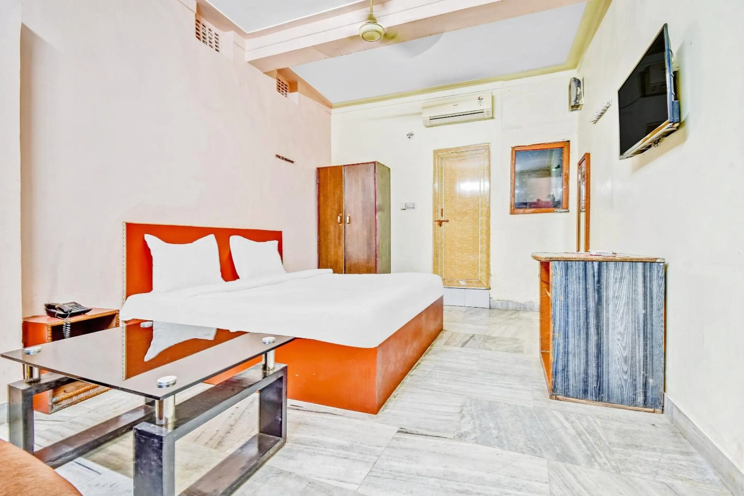 Bedroom in Capital O Honey Hotel