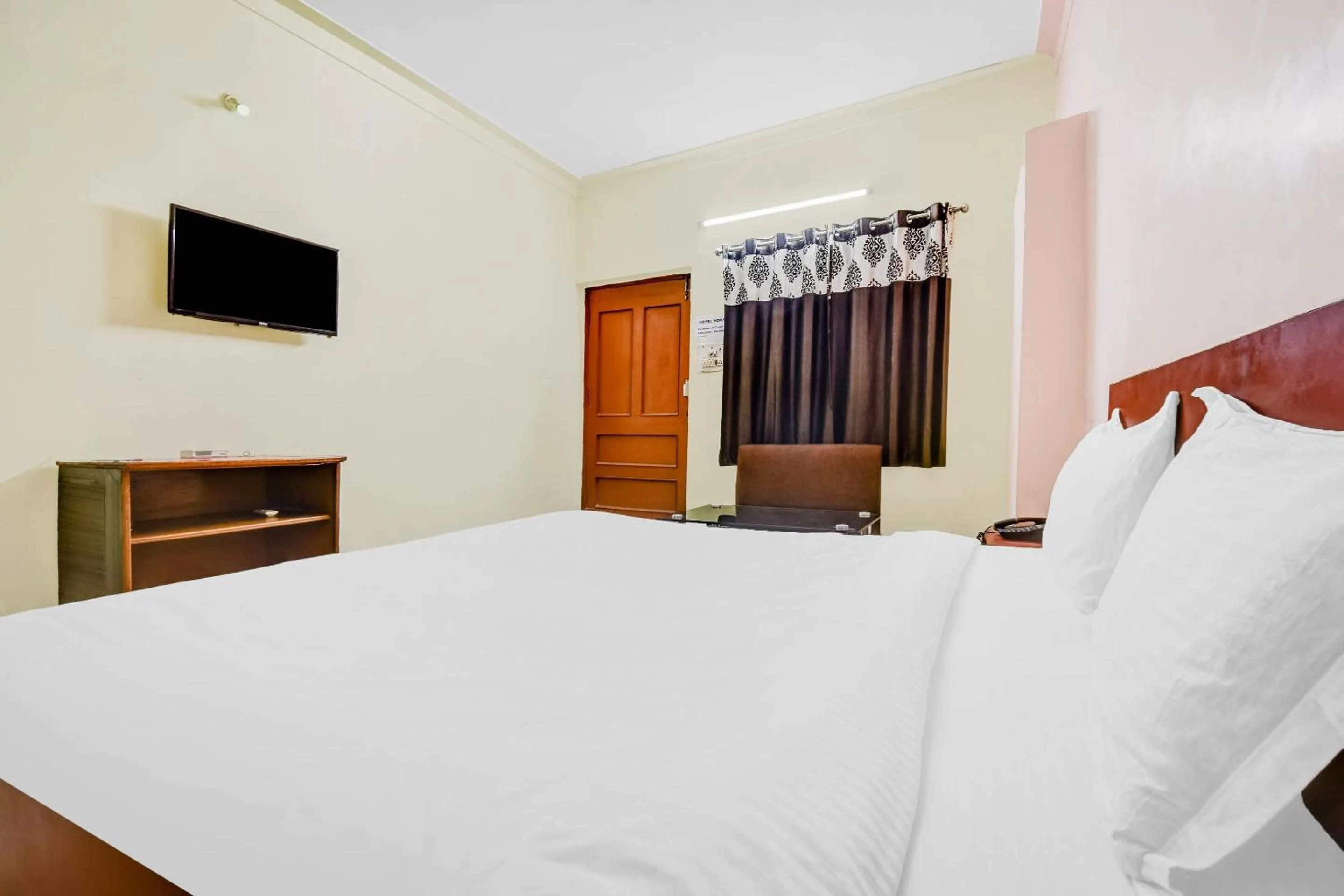 Bedroom in Capital O Honey Hotel