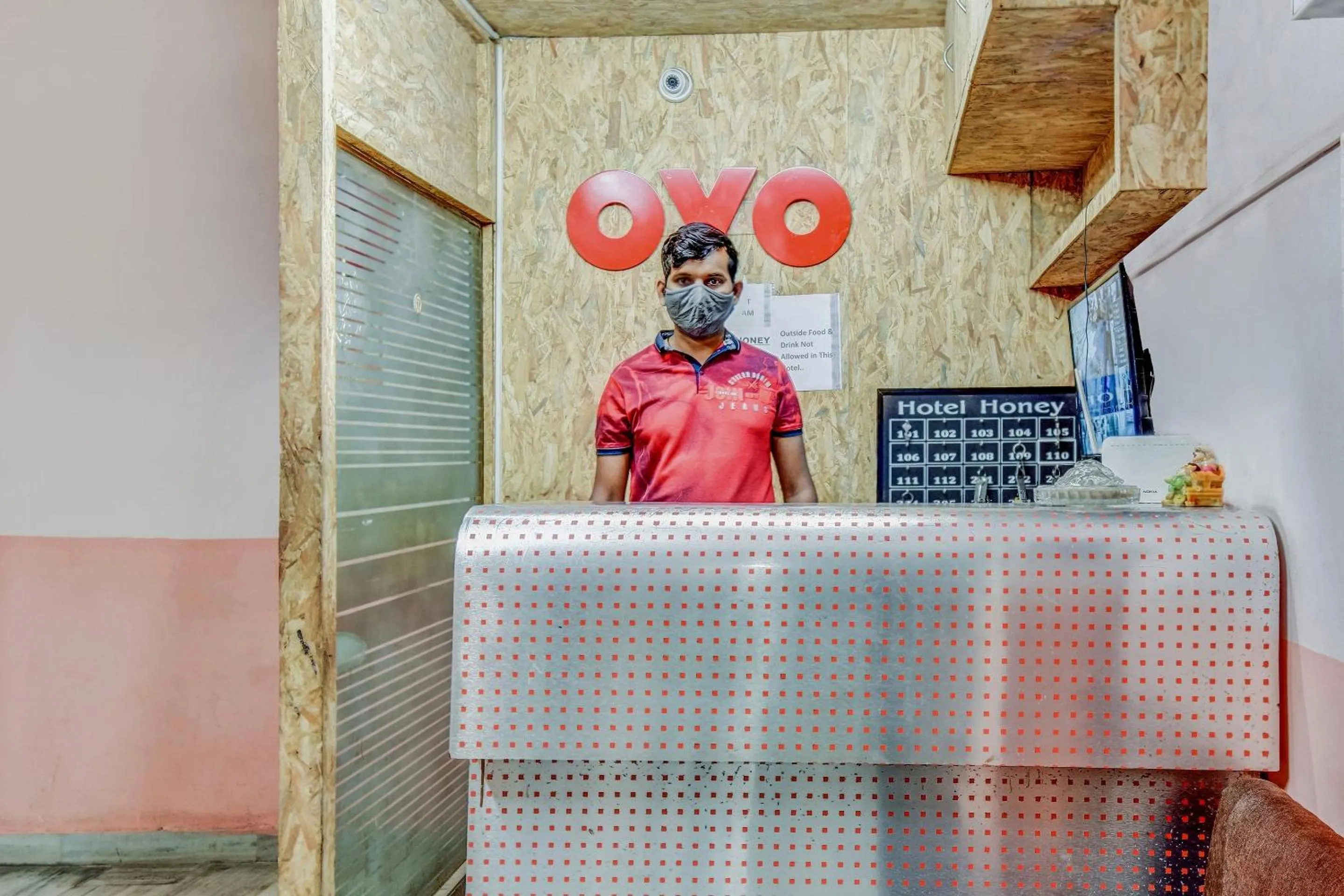 Lobby or reception in Capital O Honey Hotel