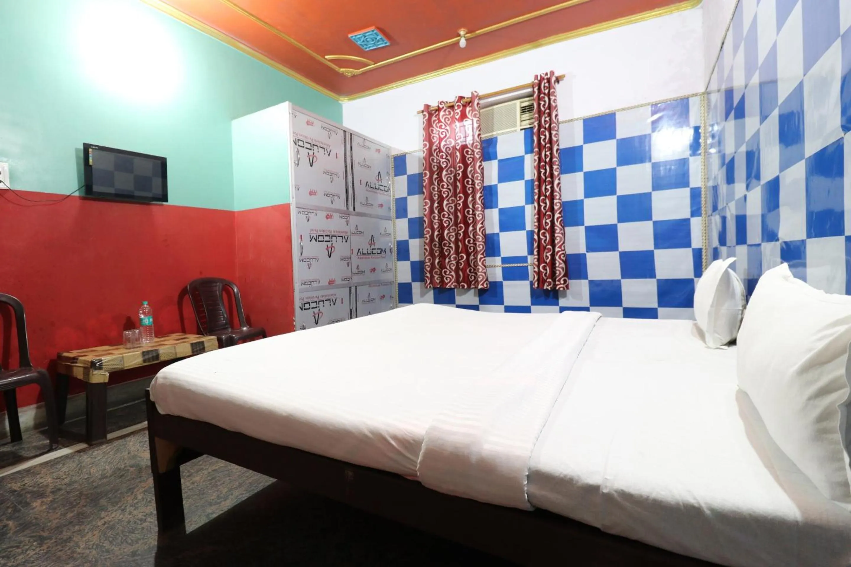 Bedroom in Capital O Honey Hotel