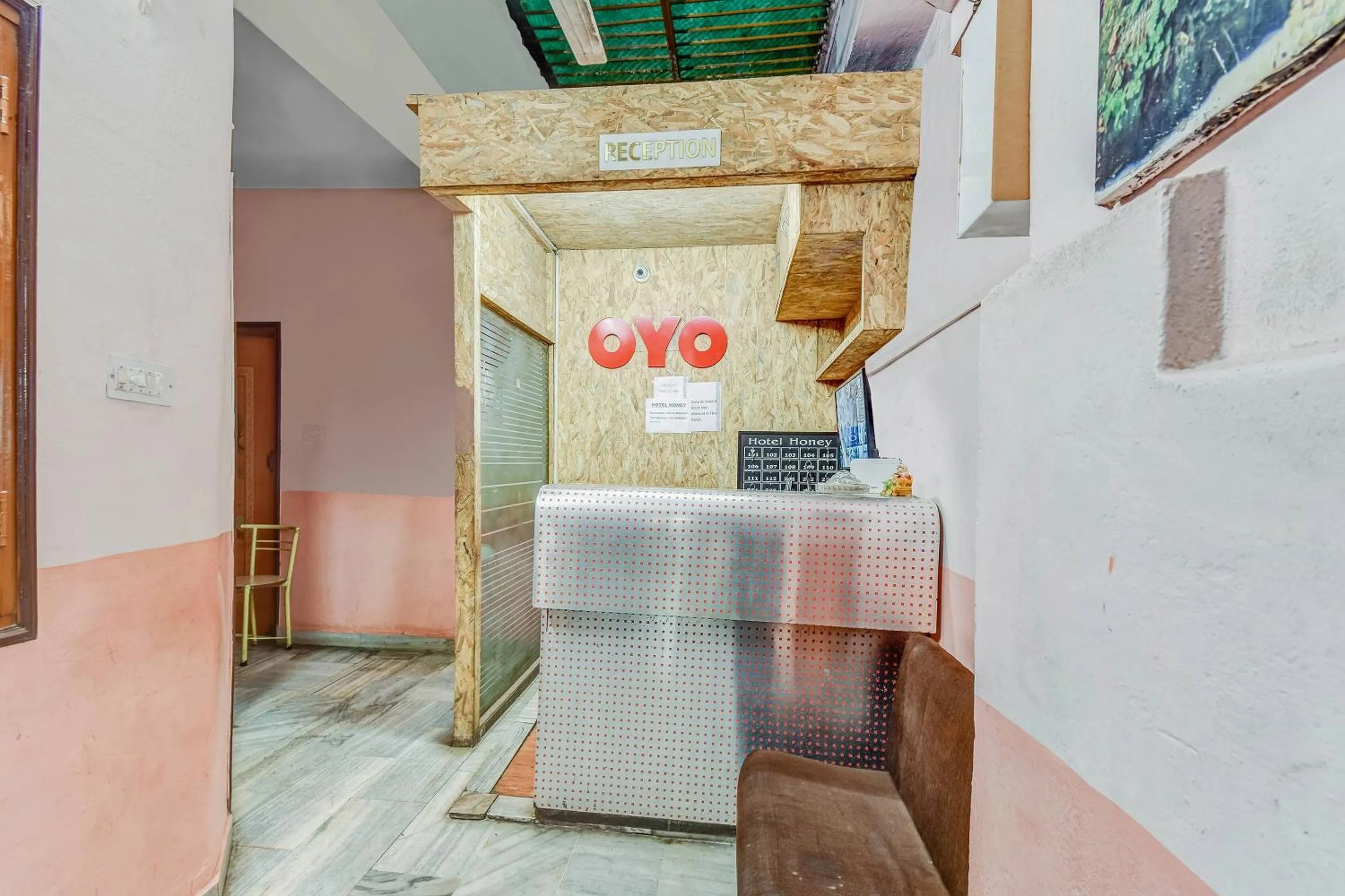 Lobby or reception in Capital O Honey Hotel