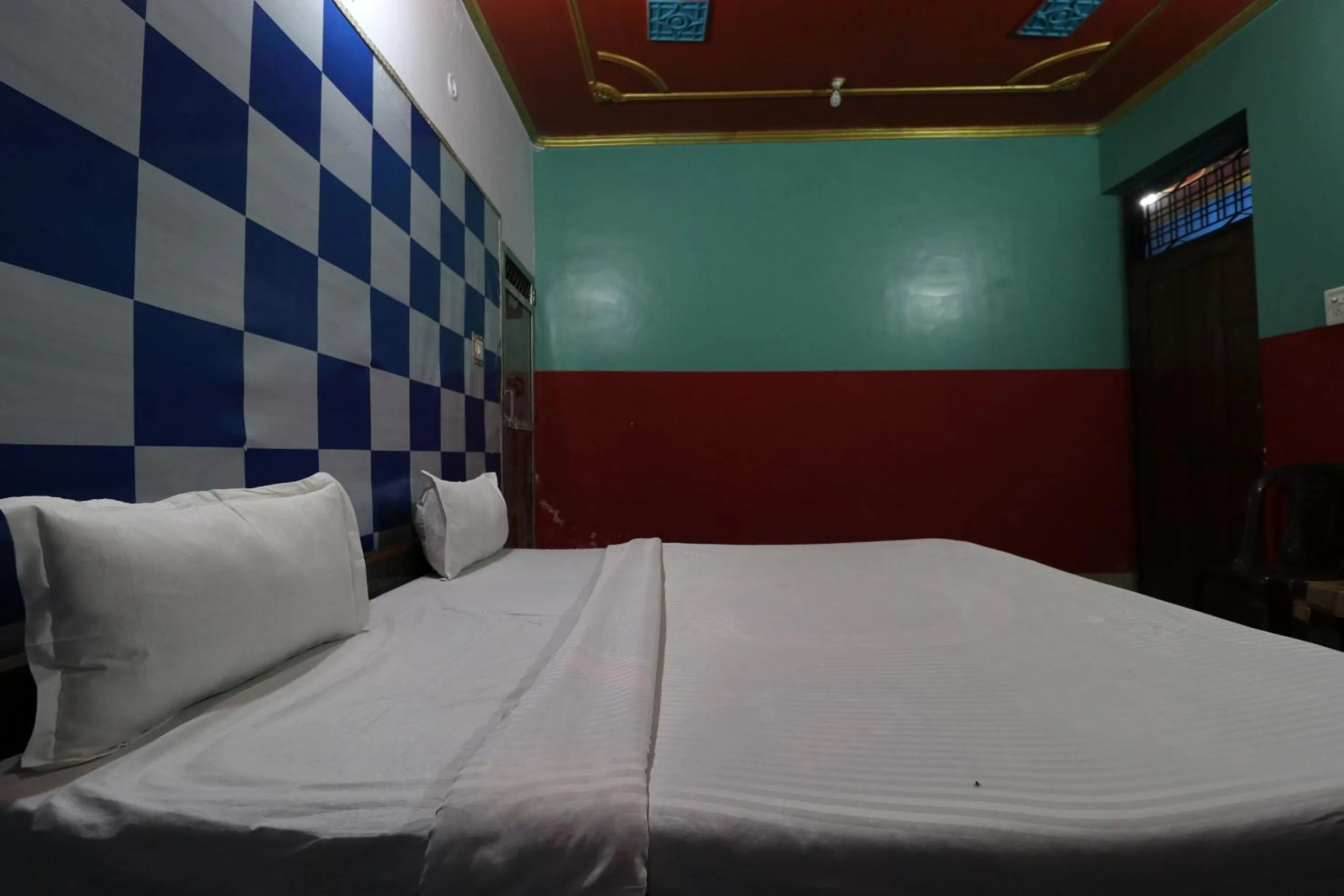 Bedroom, Bed in Capital O Honey Hotel