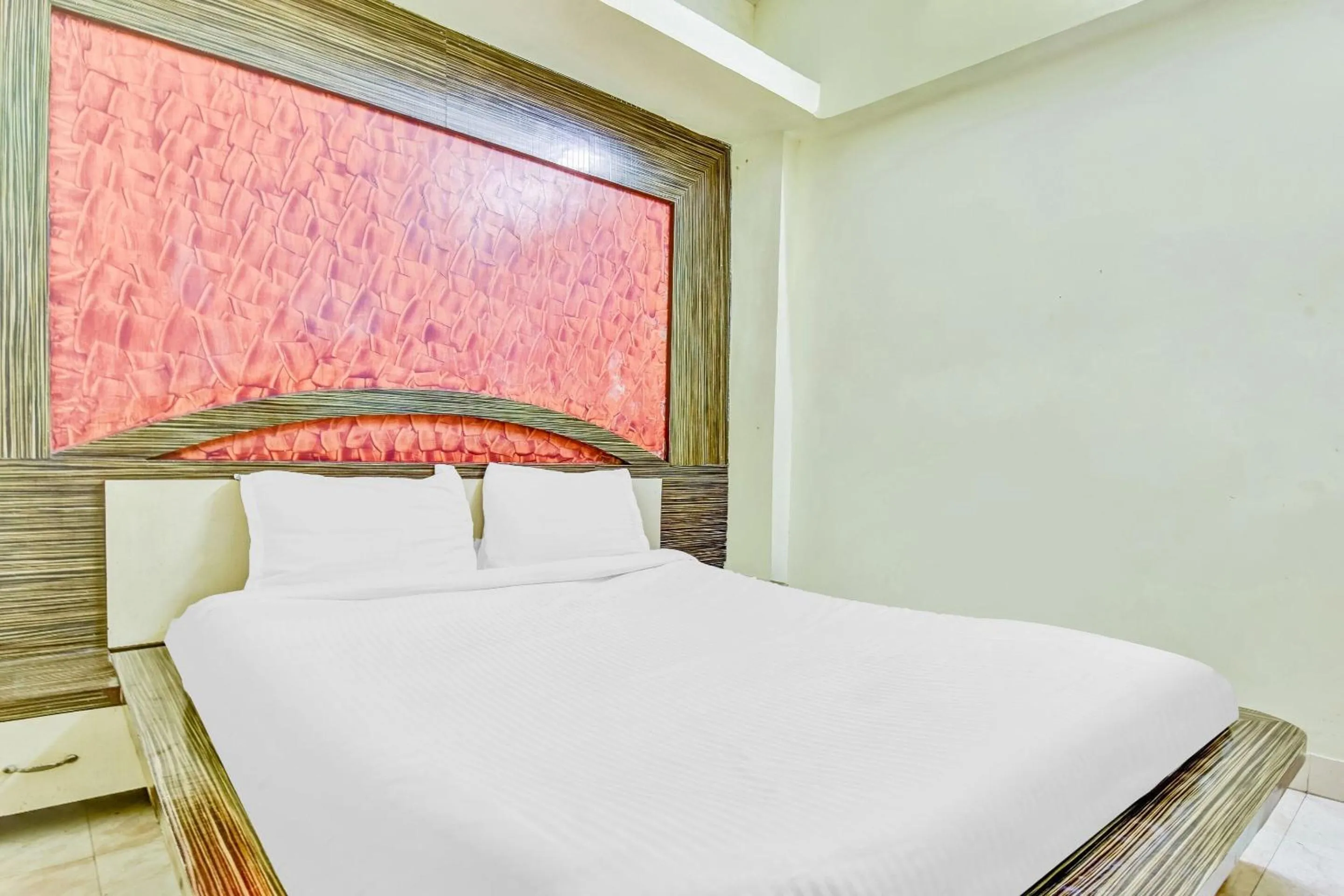 Bedroom in Capital O Honey Hotel