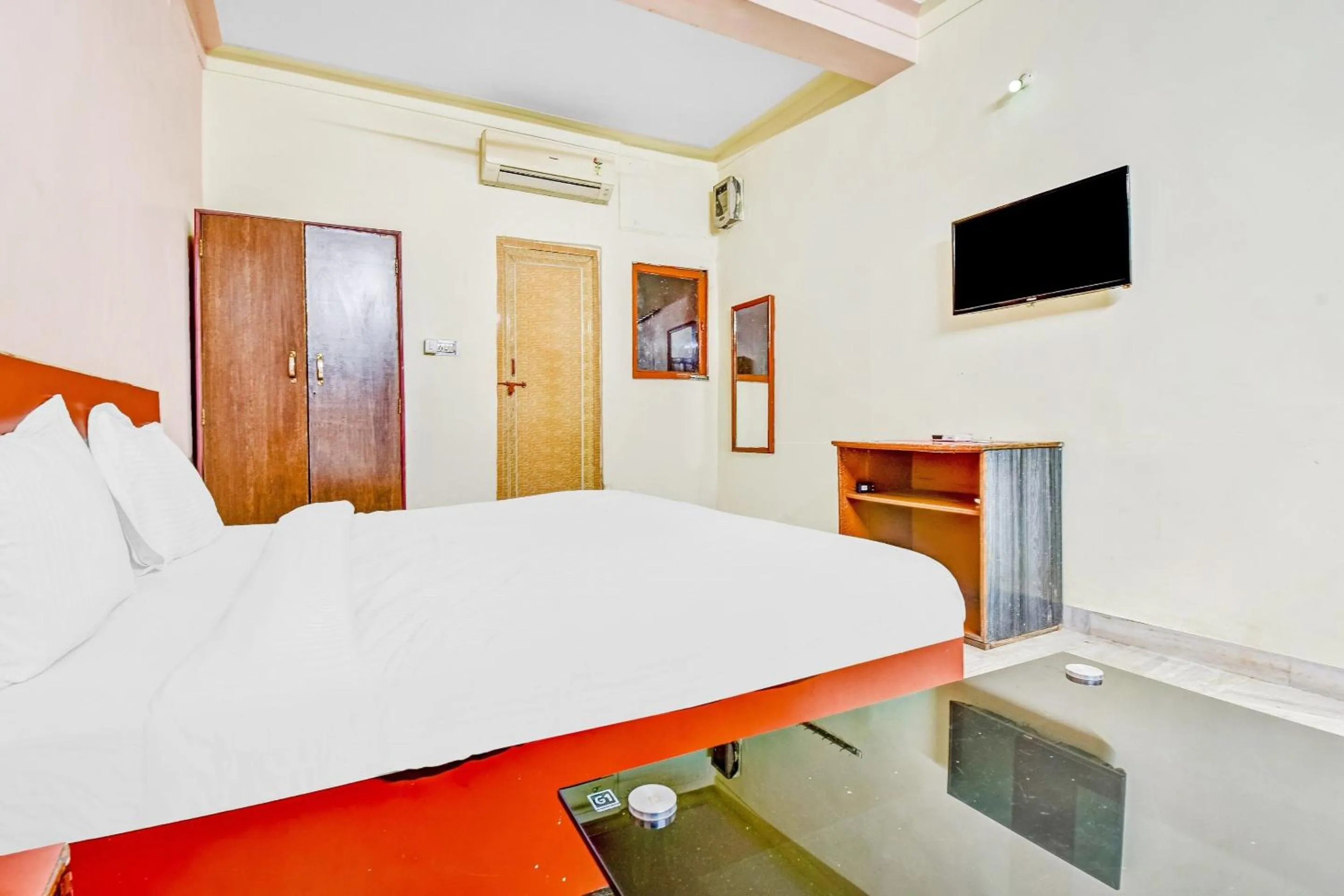 Bedroom in Capital O Honey Hotel