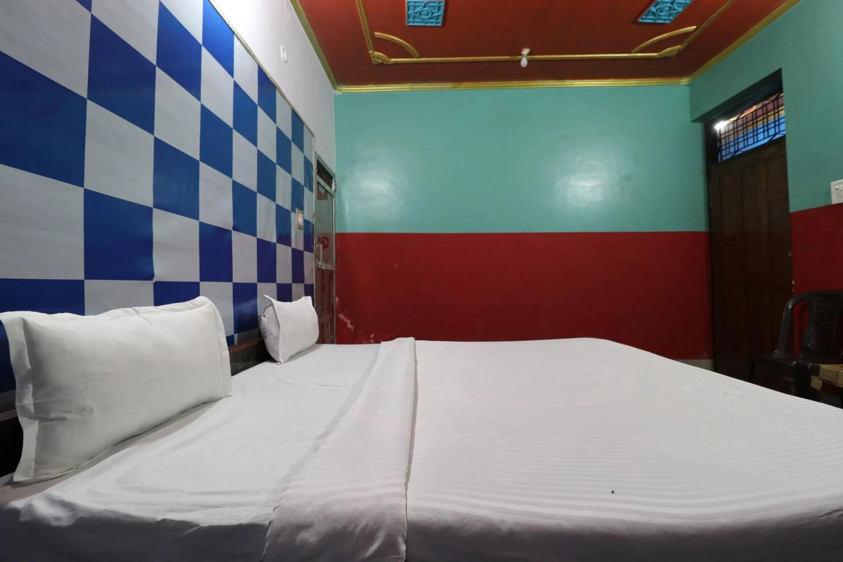 Bedroom in Capital O Honey Hotel