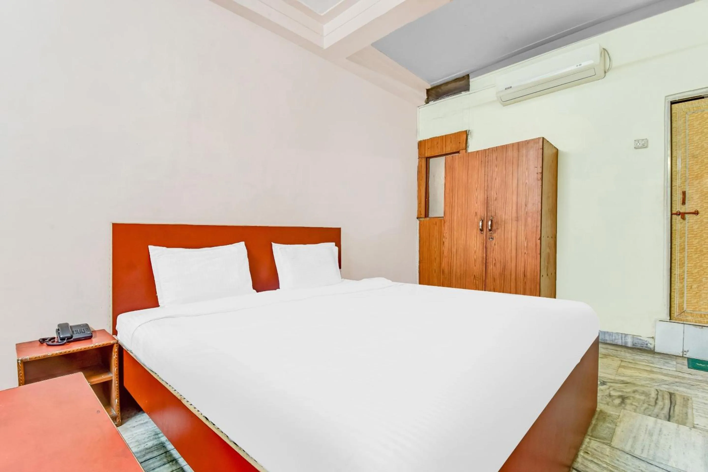 Bedroom in Capital O Honey Hotel