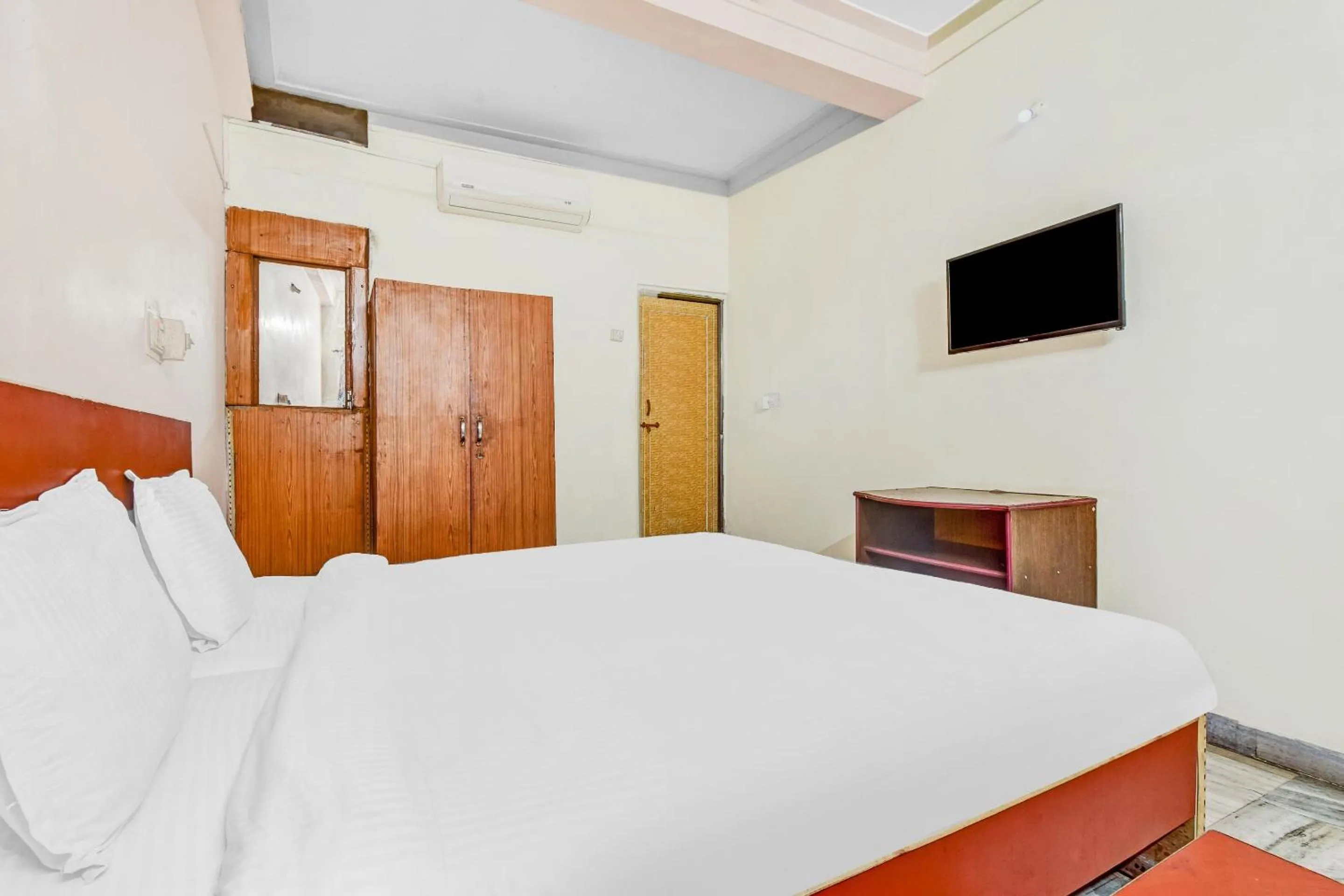 Bedroom in Capital O Honey Hotel