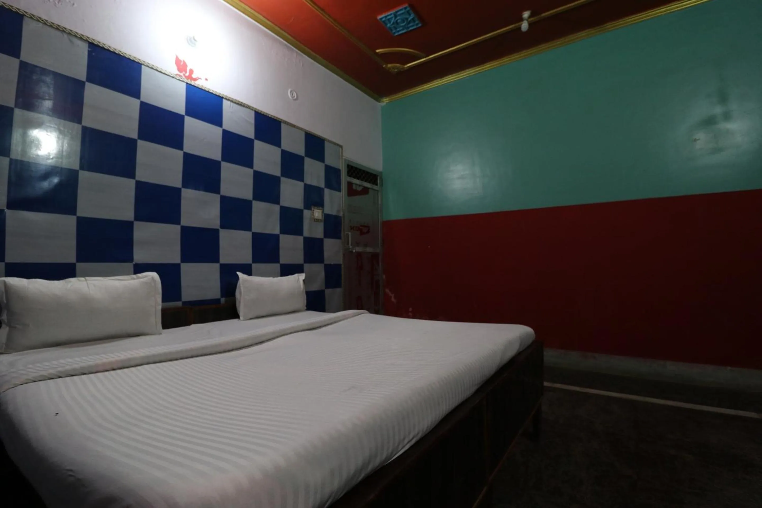 Bedroom, Bed in Capital O Honey Hotel