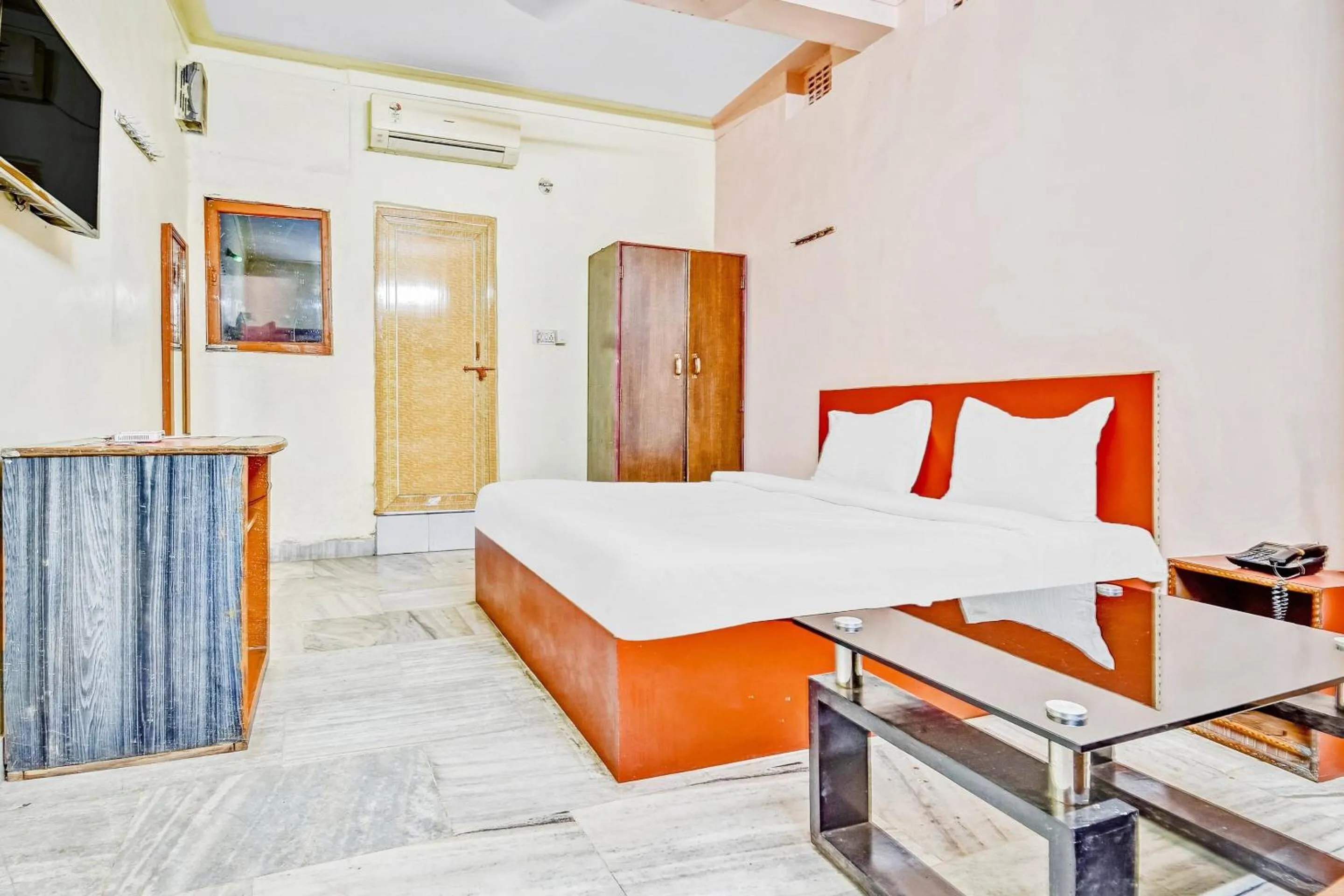 Bedroom in Capital O Honey Hotel