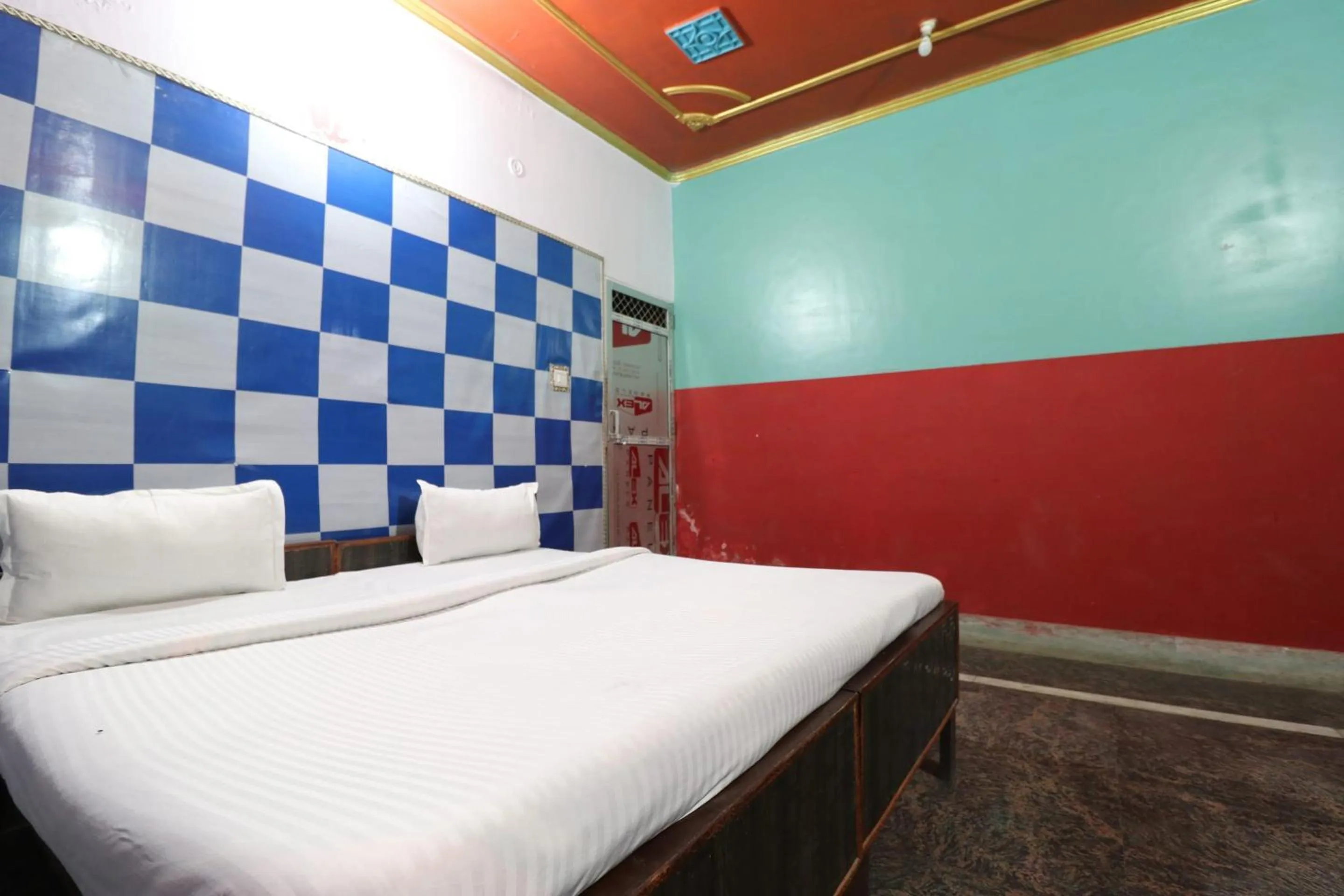 Bedroom in Capital O Honey Hotel