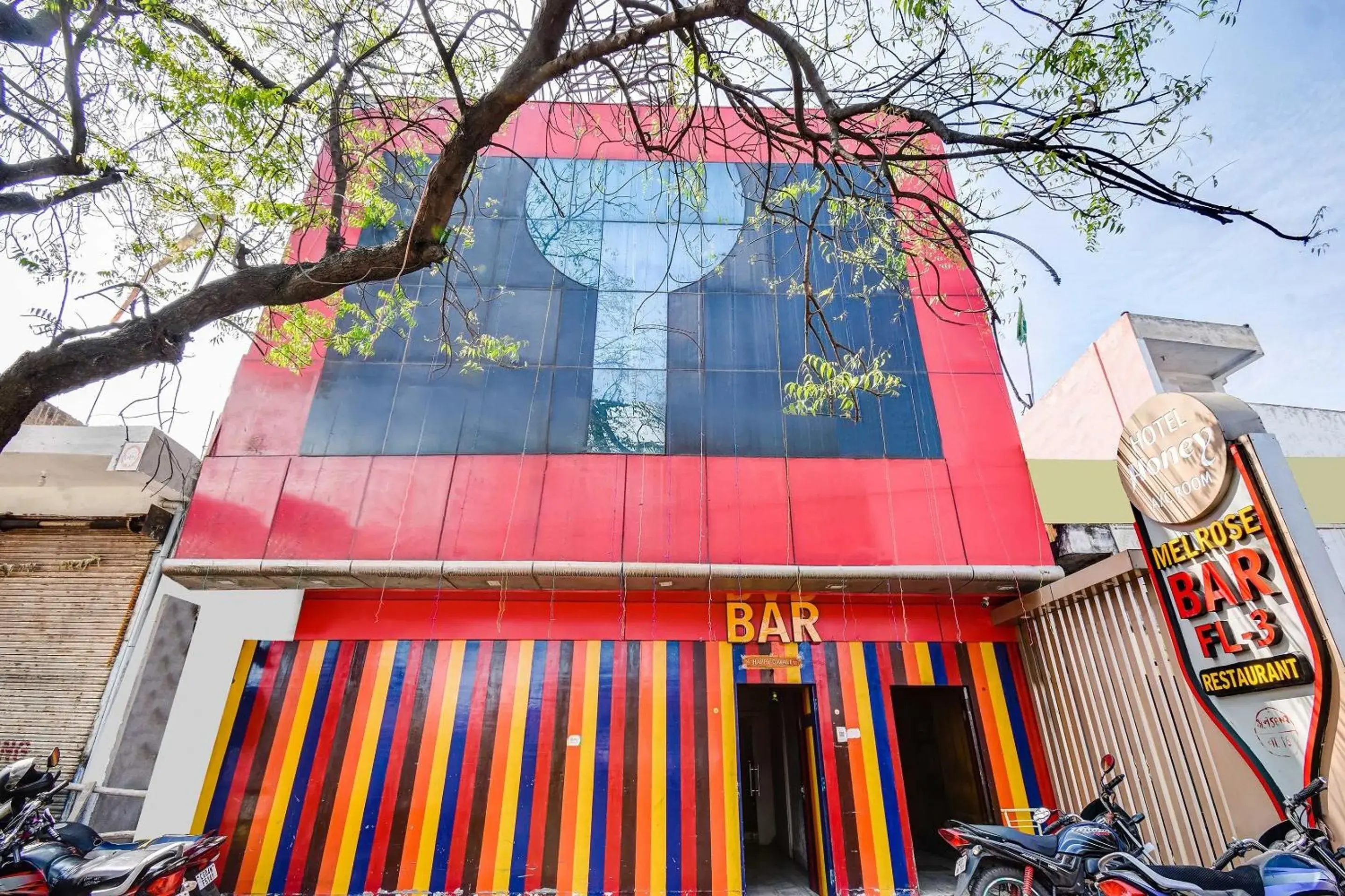 Facade/entrance in Capital O Honey Hotel Facade/entrance in Capital O Honey Hotel