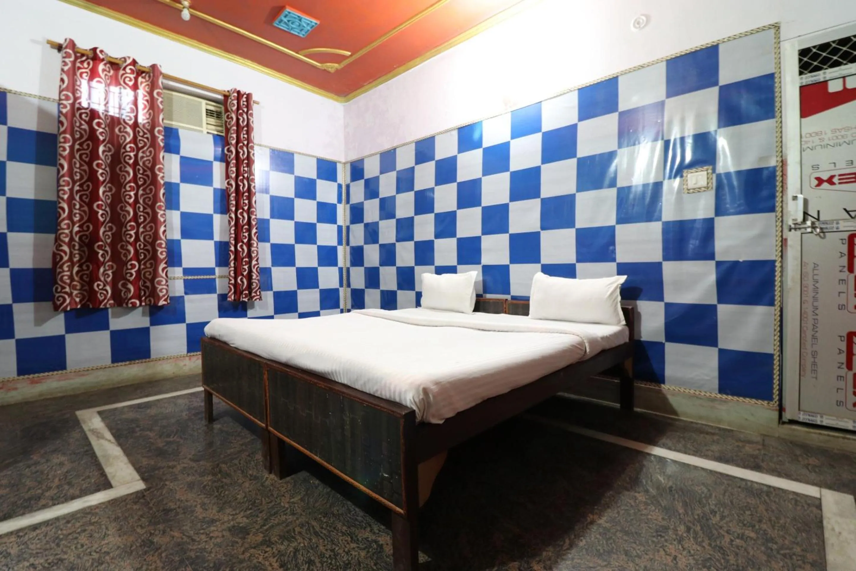 Bedroom in Capital O Honey Hotel