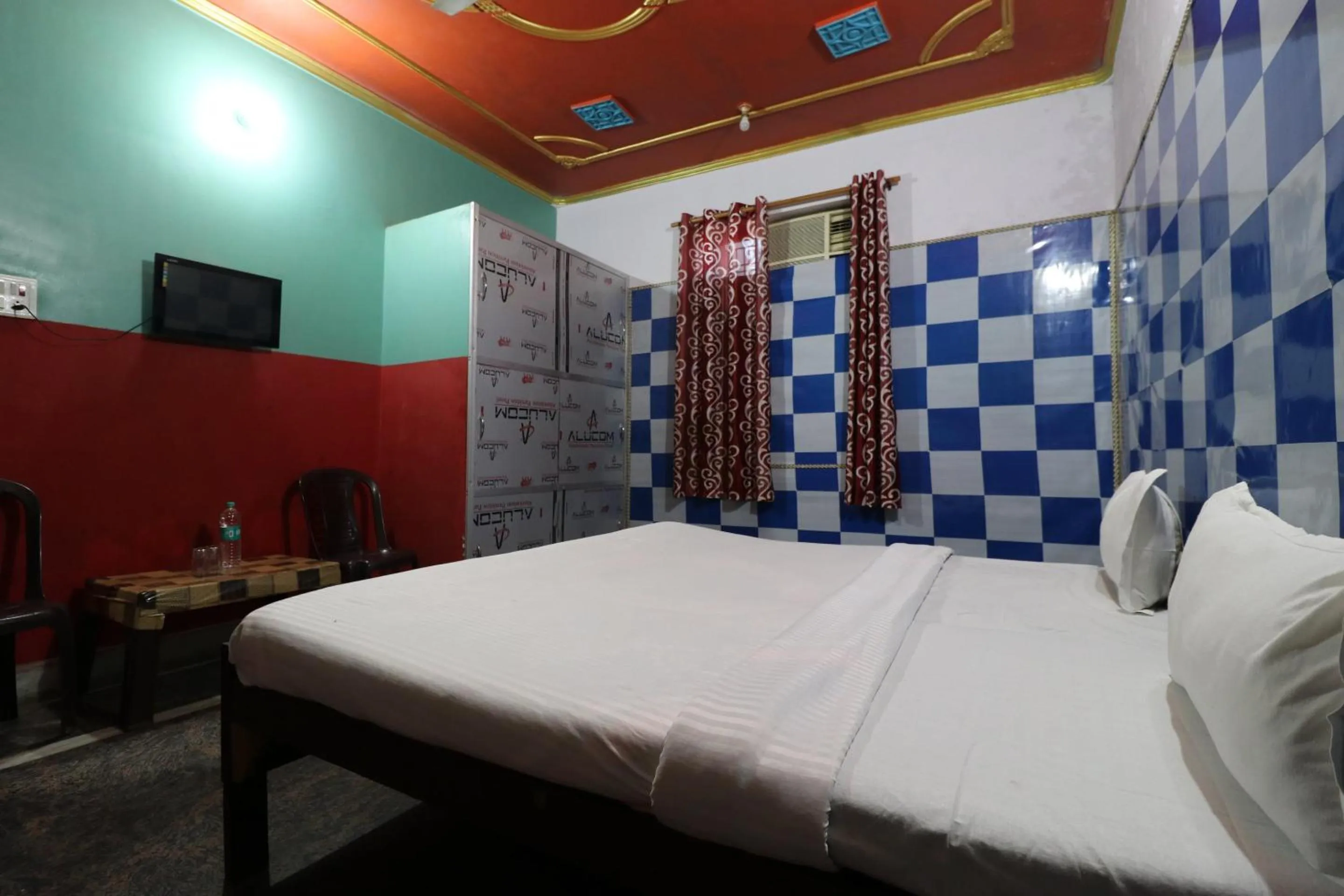 Bedroom in Capital O Honey Hotel