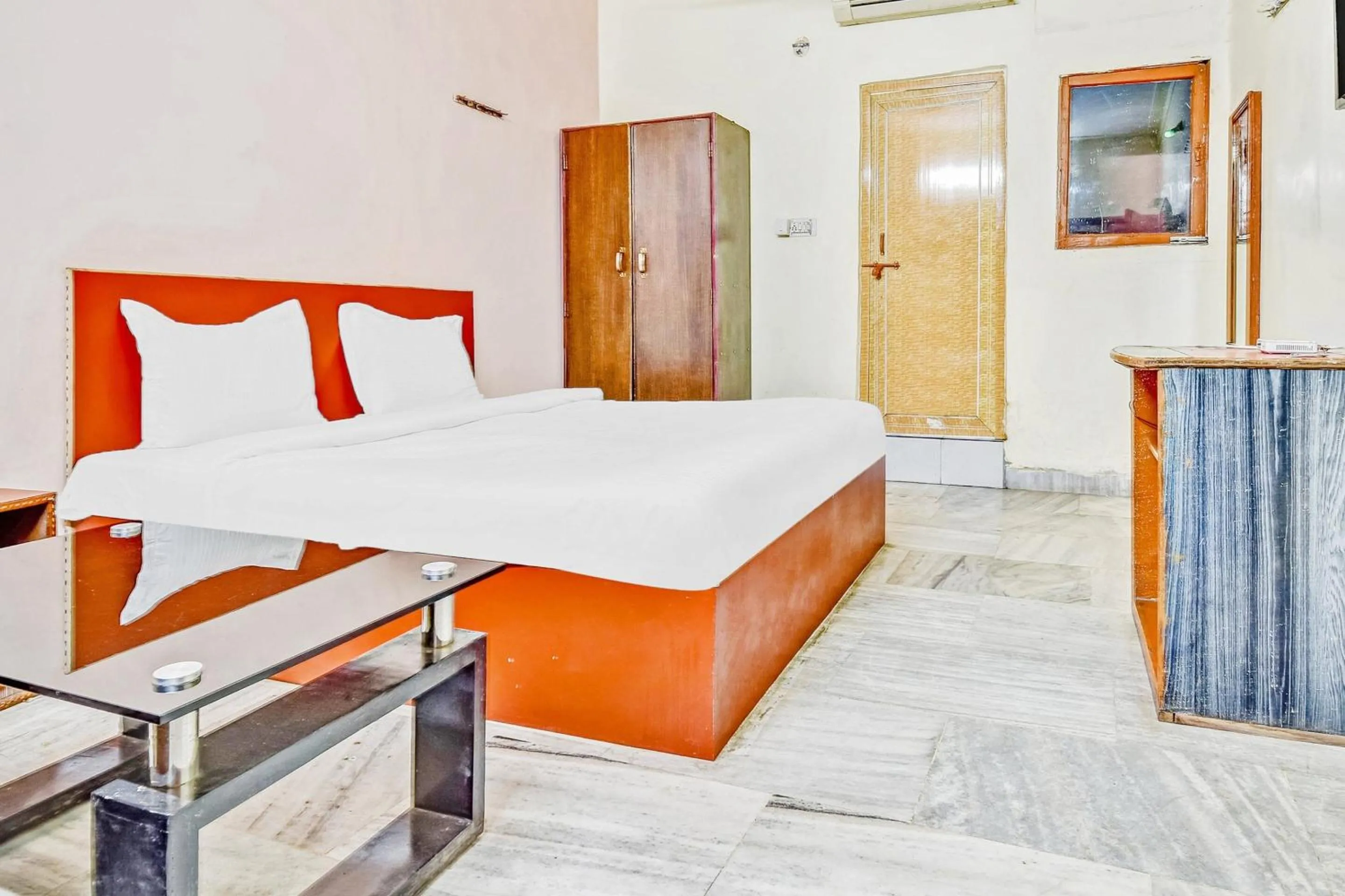 Bedroom in Capital O Honey Hotel