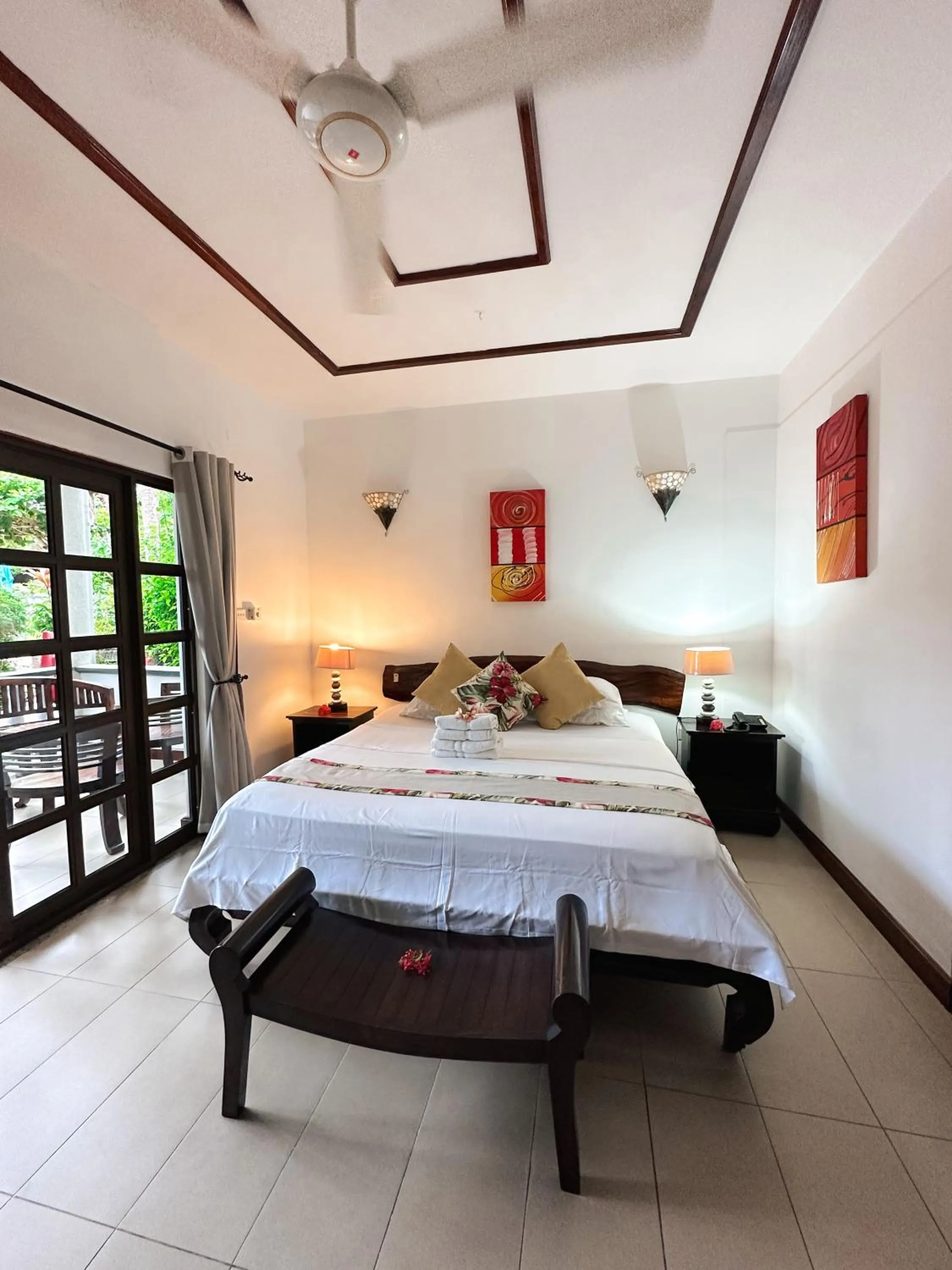 Property building, Bed in Hotel Chateau St Cloud