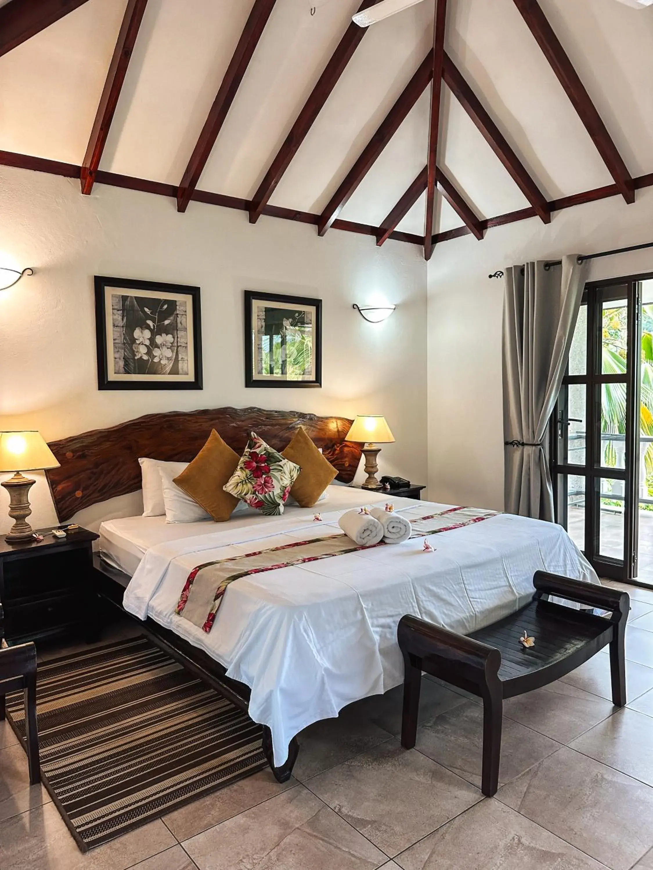 Property building, Bed in Hotel Chateau St Cloud Property building, Bed in Hotel Chateau St Cloud