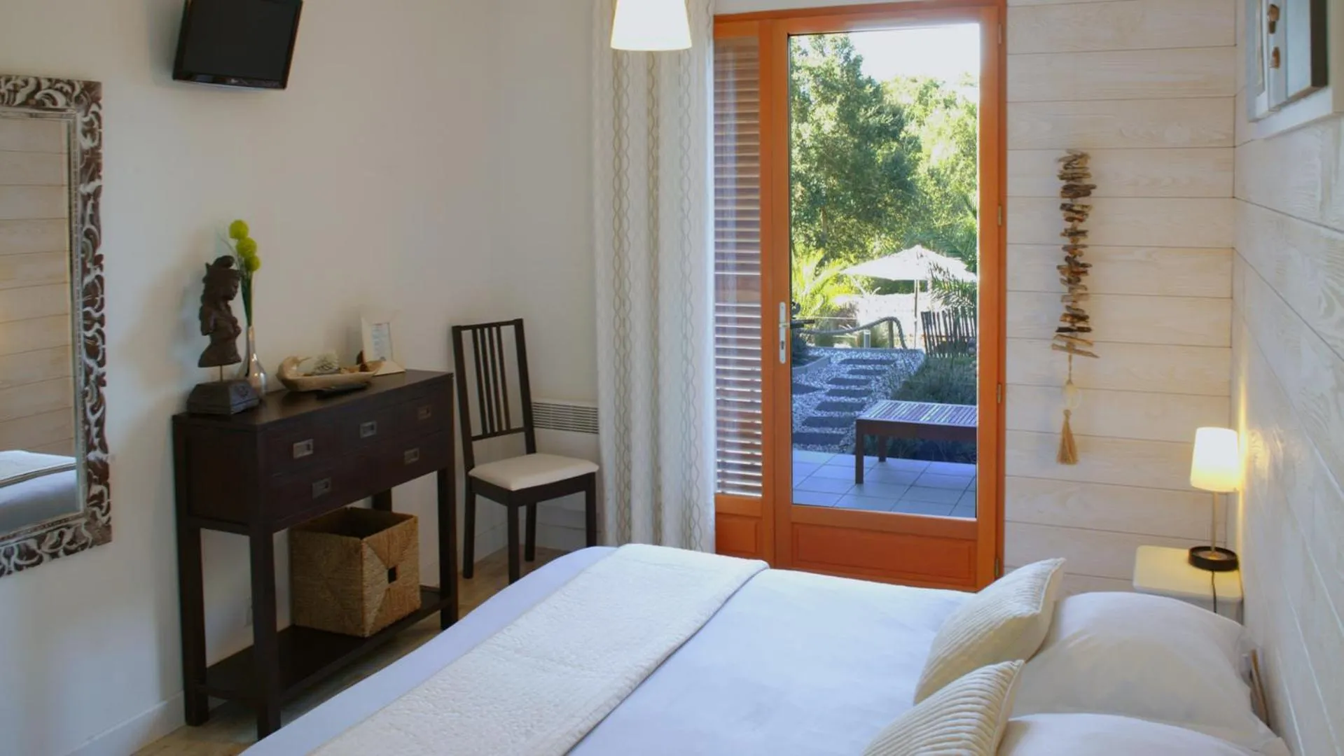 Photo of the whole room, Bed in Ohana Lodge