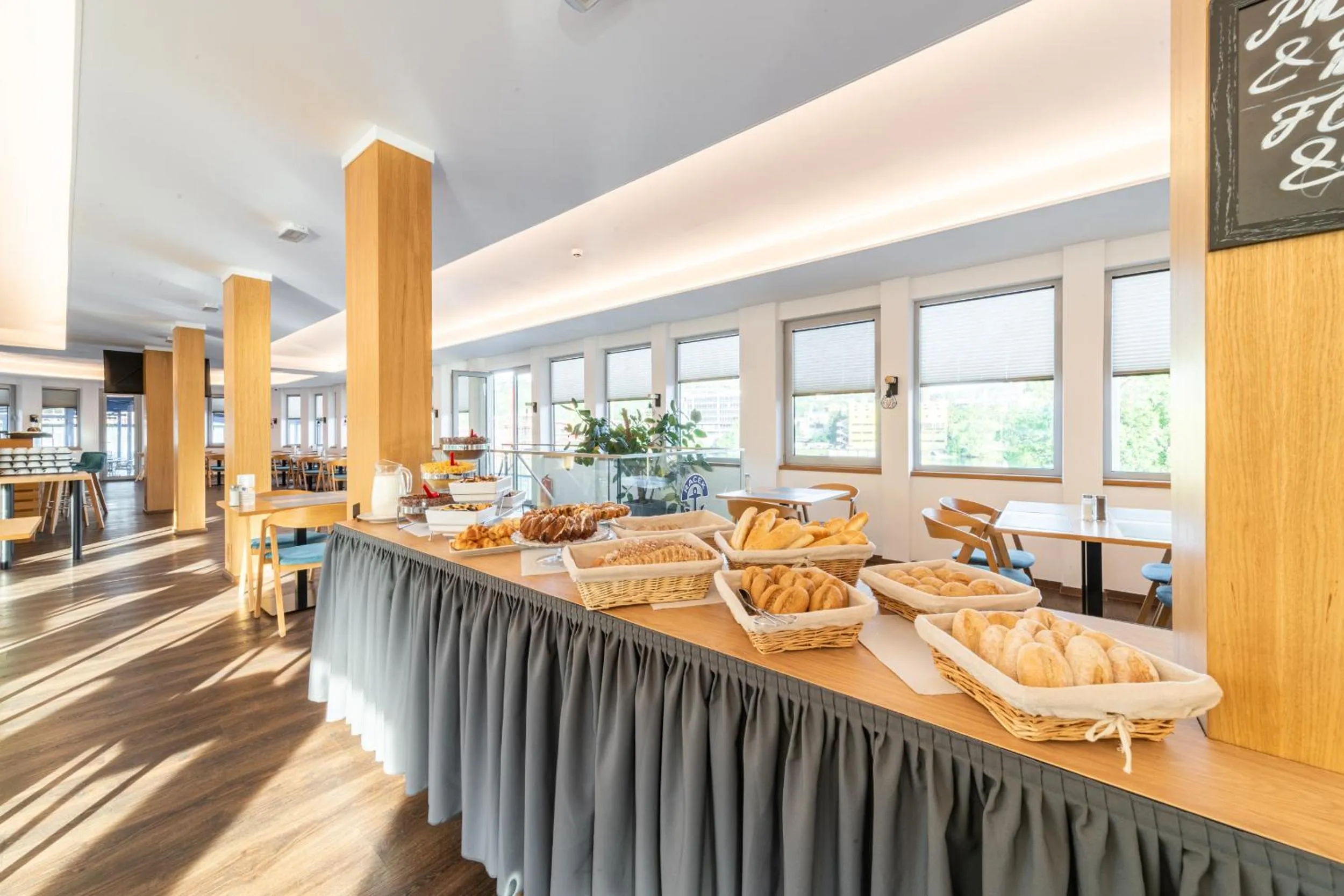 Restaurant/places to eat in Botel Racek