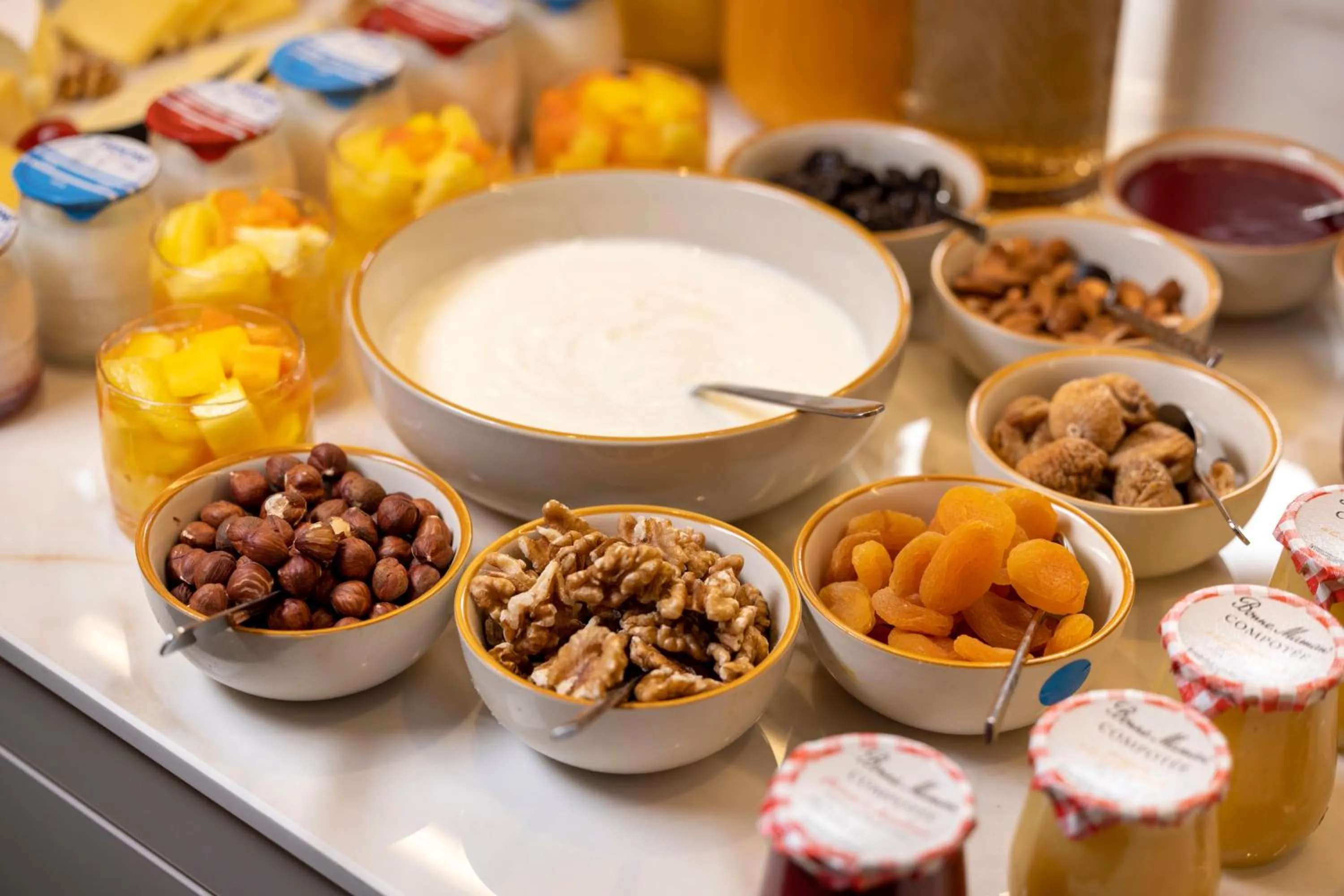 Buffet breakfast in Hôtel La Canopée