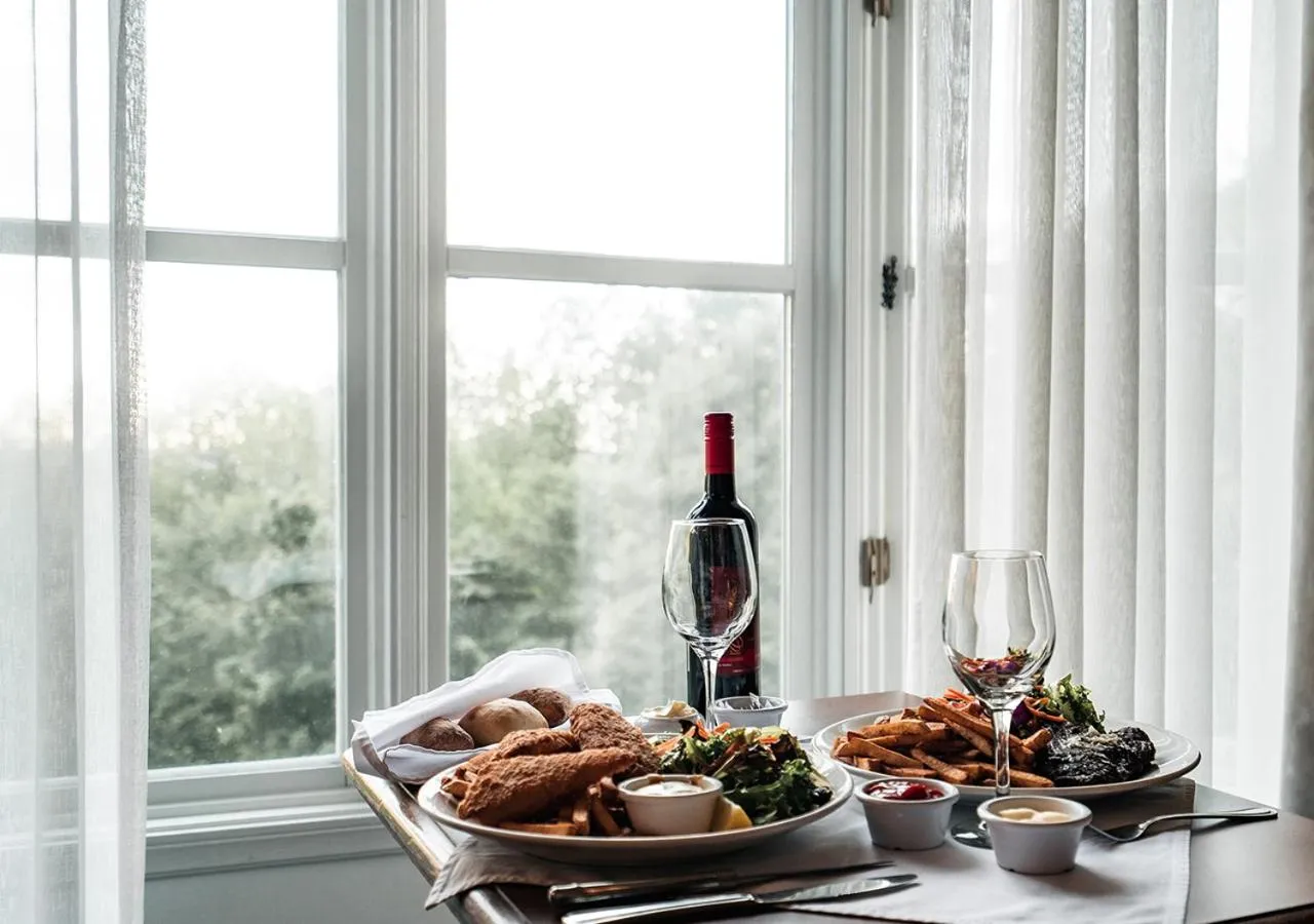 Meals in Hotel Chateau Bromont