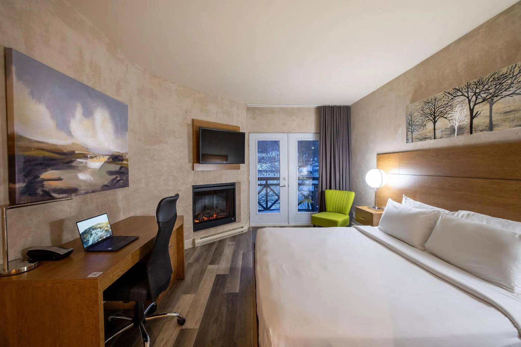 Bedroom, Bed in Hotel Chateau Bromont