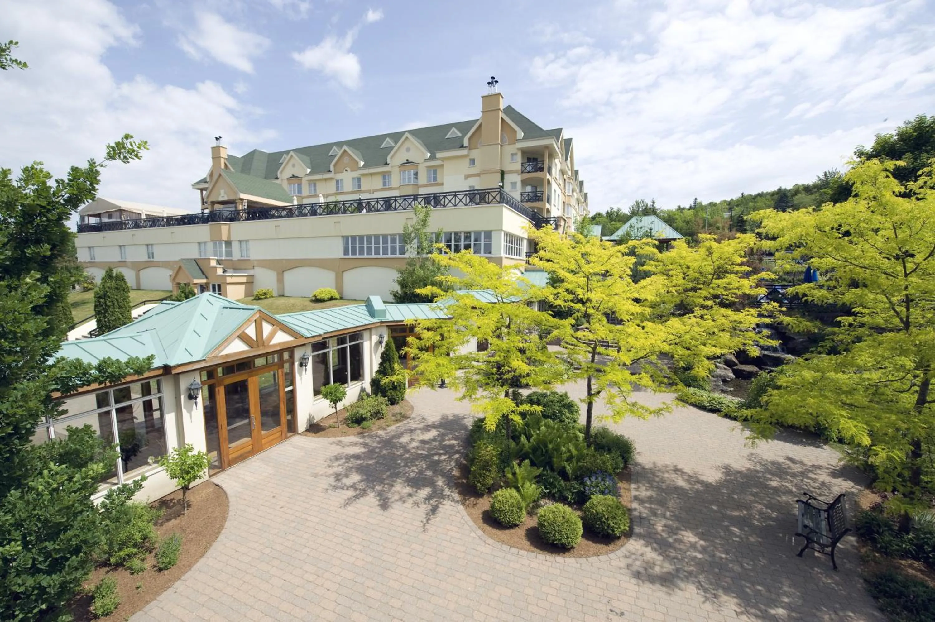 Facade/entrance in Hotel Chateau Bromont
