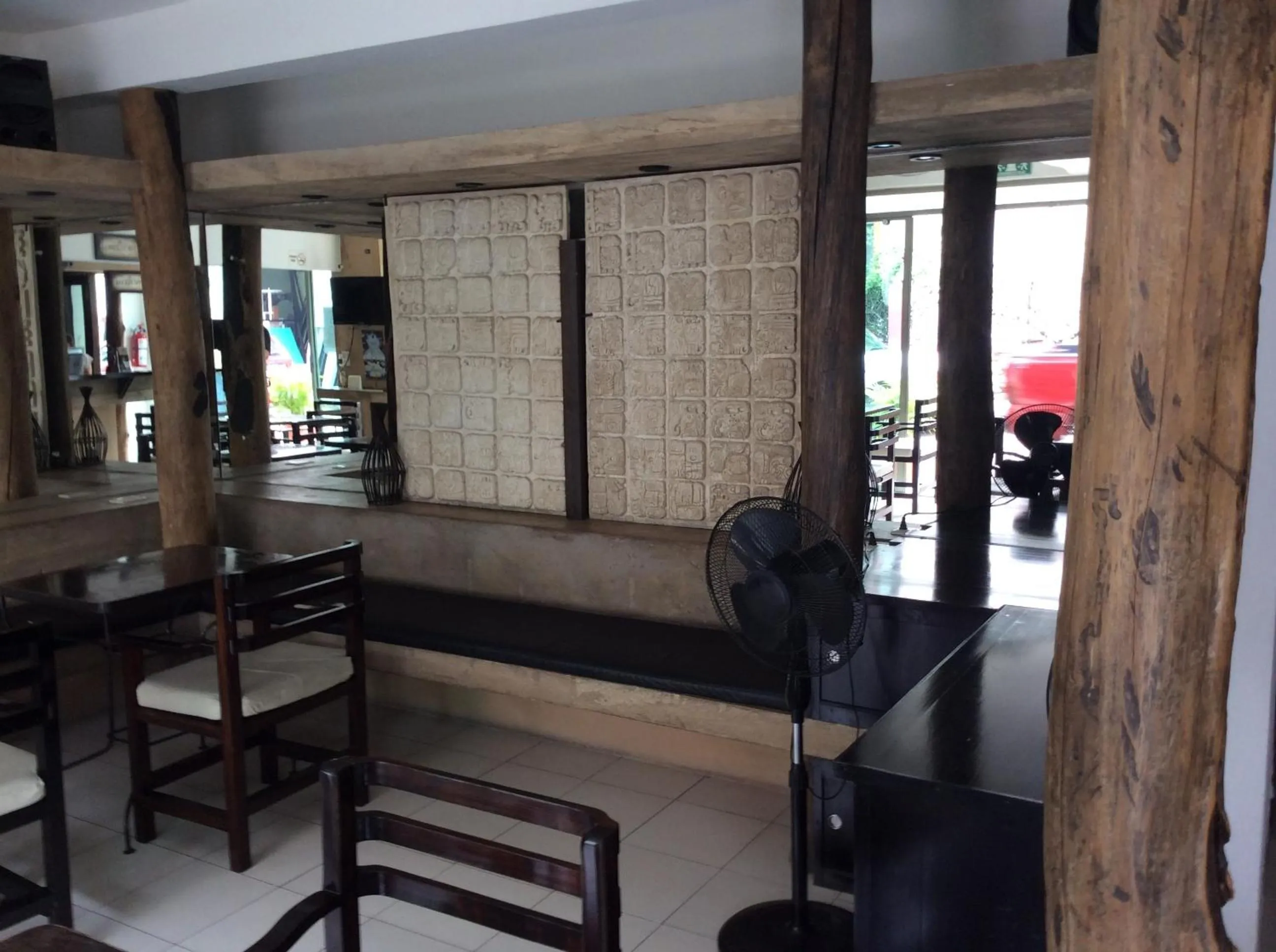 Restaurant/places to eat in Hotel Maya Rue