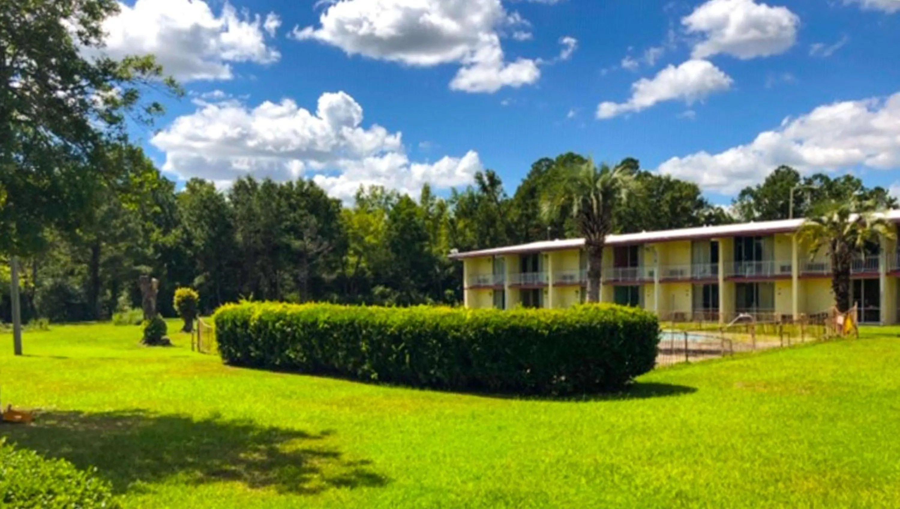 Property building, Garden in Sunset Inn Manning
