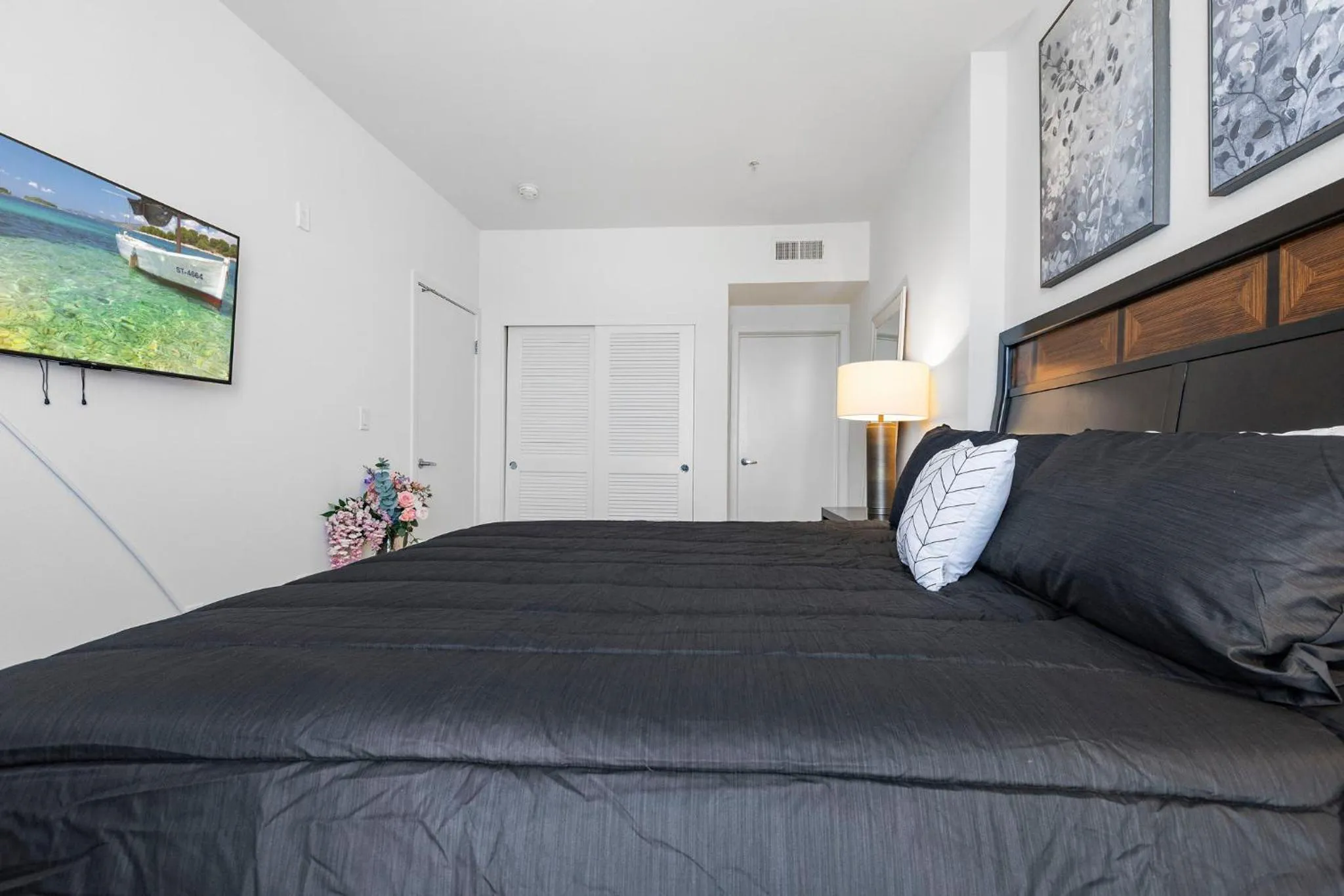 Bed in 1 Luxury Apartment