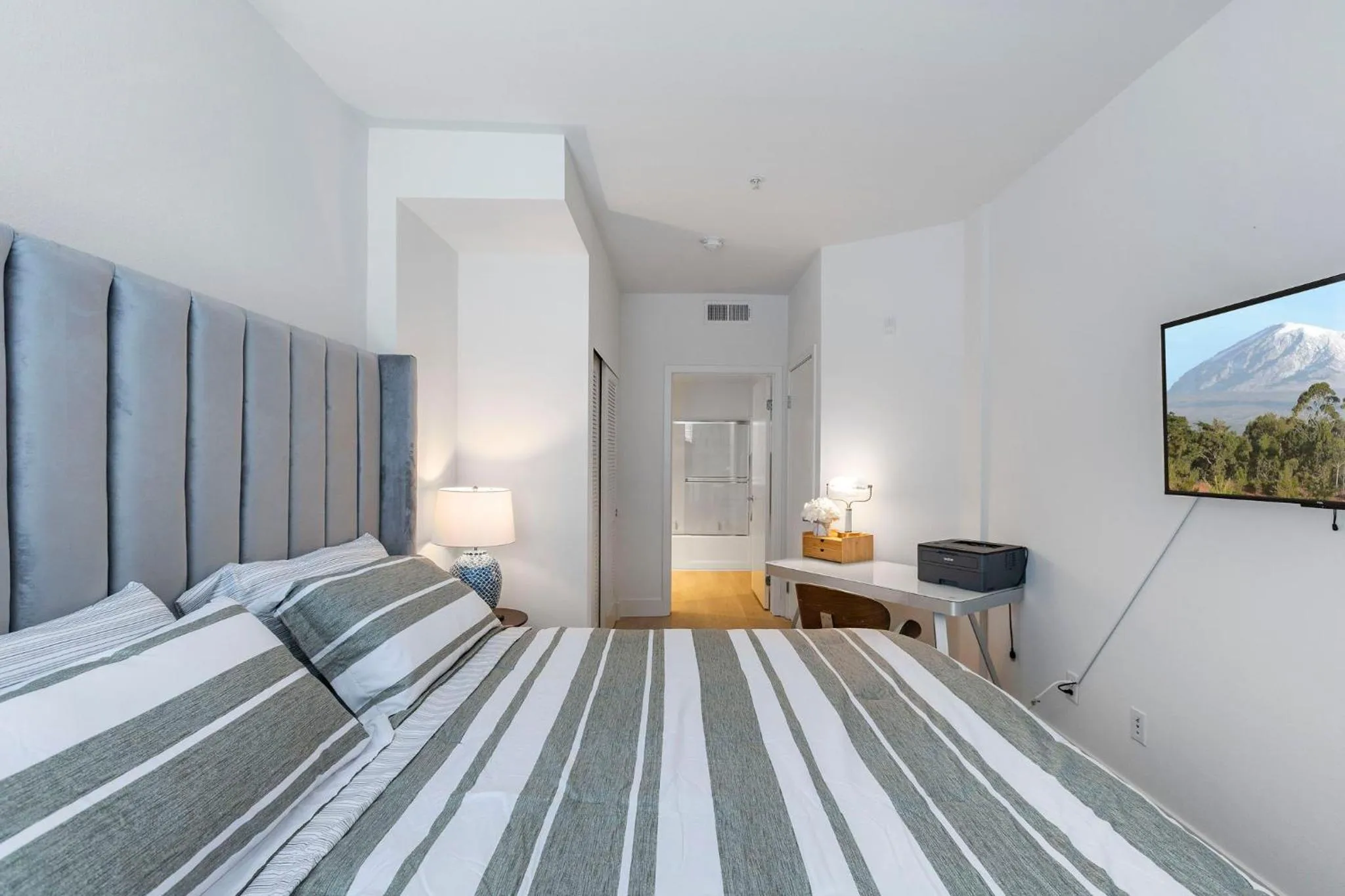 Bed in 1 Luxury Apartment